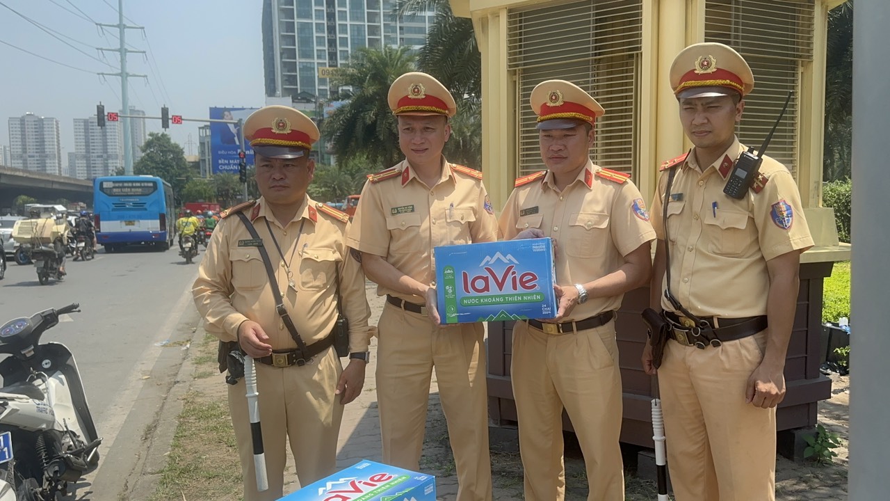 CSGT căng mình đảm bảo giao thông ngày đầu nghỉ lễ 30/4-1/5- Ảnh 4.