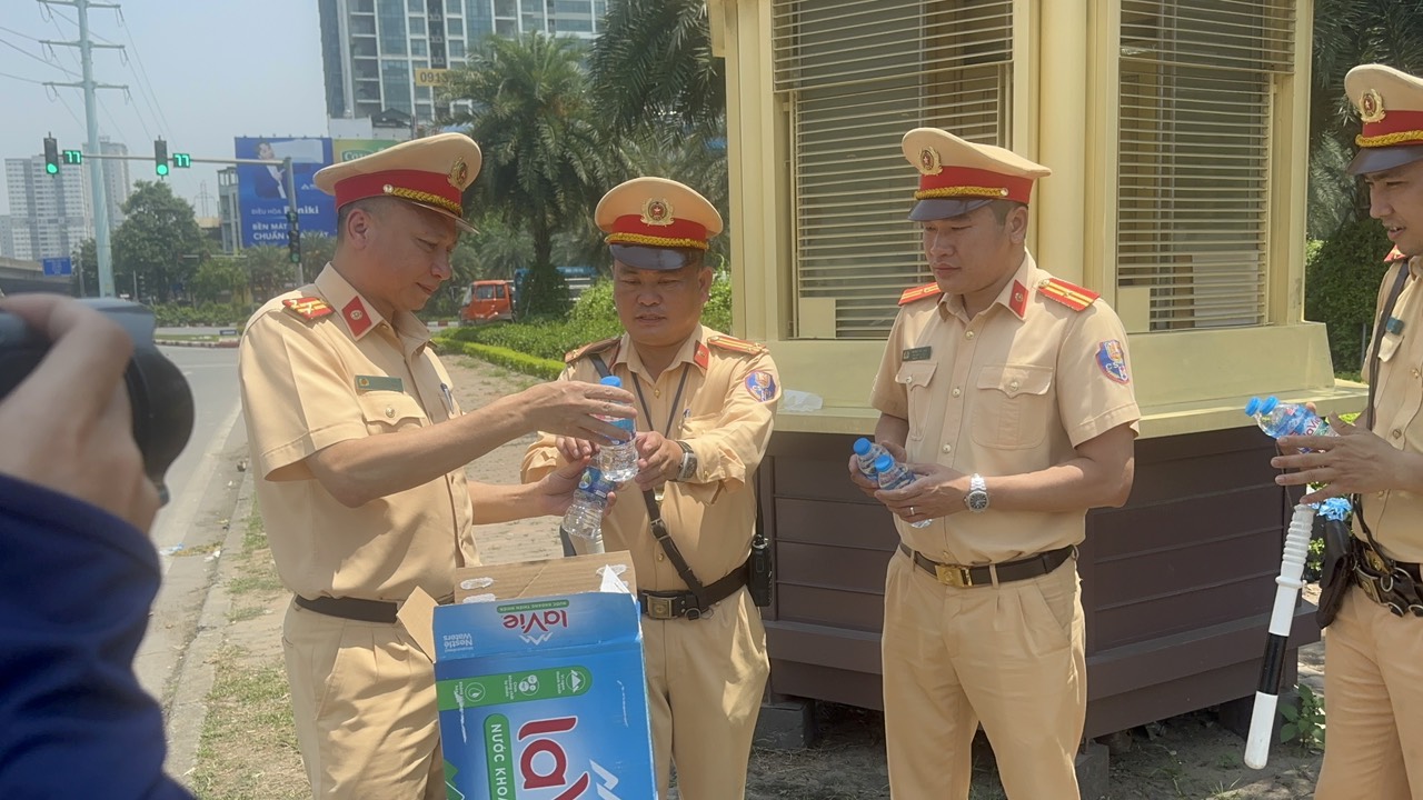 CSGT căng mình đảm bảo giao thông ngày đầu nghỉ lễ 30/4-1/5- Ảnh 3.