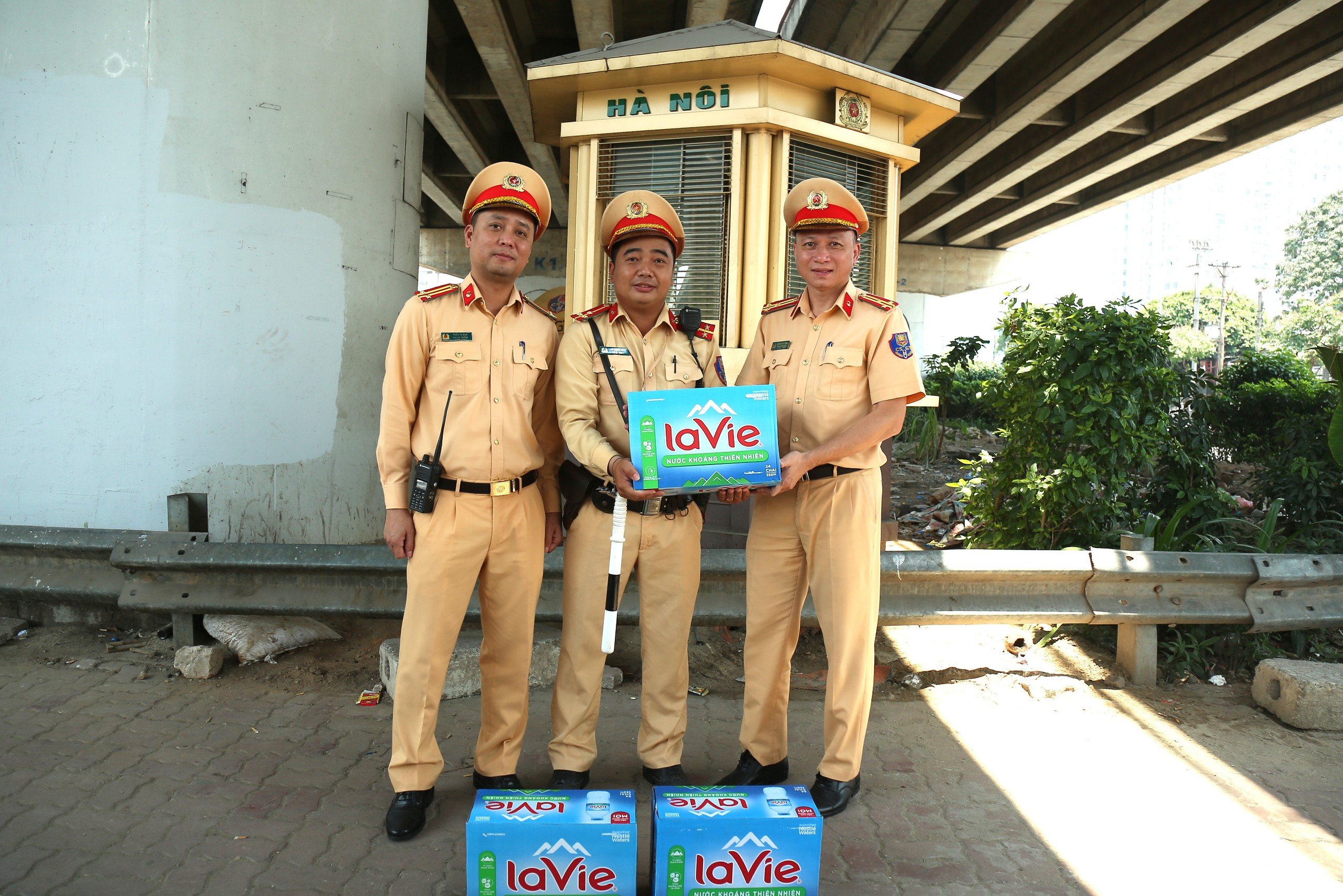 CSGT căng mình đảm bảo giao thông ngày đầu nghỉ lễ 30/4-1/5- Ảnh 2.