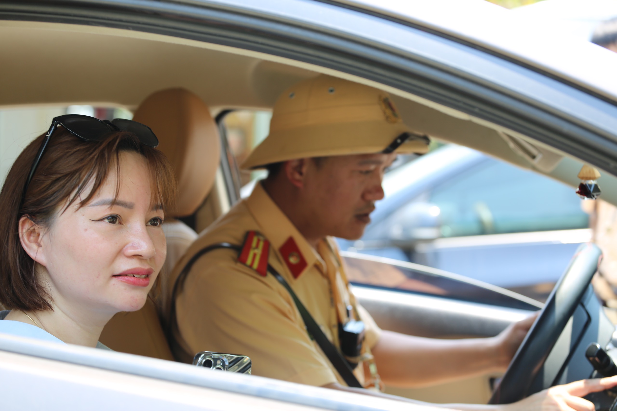 CSGT Hoà Bình giúp đỡ người nữ tài xế ôtô gặp sự cố xe chết máy dưới nắng nóng trên 40 độ C- Ảnh 2.