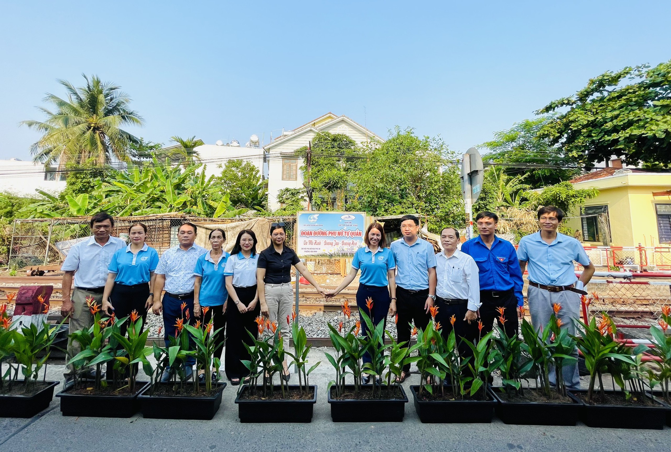 Phụ nữ Đà Nẵng chung sức bảo vệ môi trường, an toàn hành lang đường sắt- Ảnh 5.