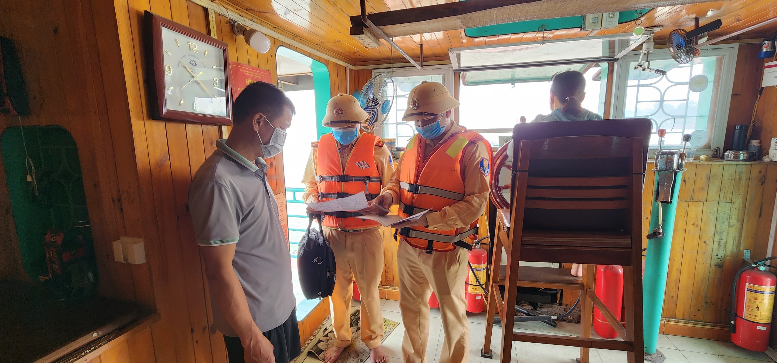 Video cảnh sát đường thủy Hà Nội bất ngờ kiểm tra tàu, thuyền chở quá tải trên sông Hồng- Ảnh 1. Video cảnh sát đường thủy Hà Nội bất ngờ kiểm tra tàu, thuyền chở quá tải trên sông Hồng- Ảnh 1.