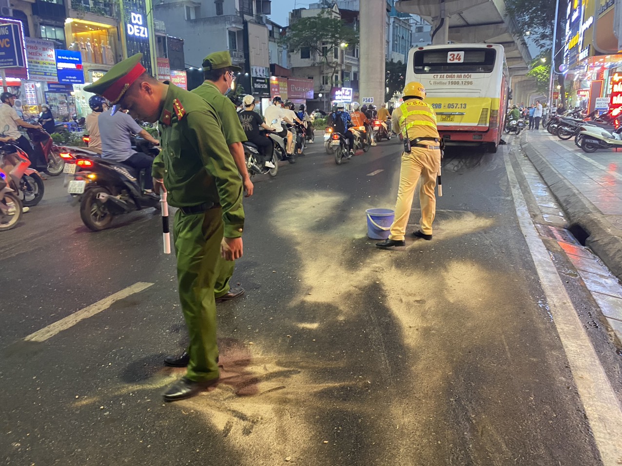 Xe buýt sập hố ga, vỡ thùng dầu, nhiều xe máy trượt ngã- Ảnh 1.