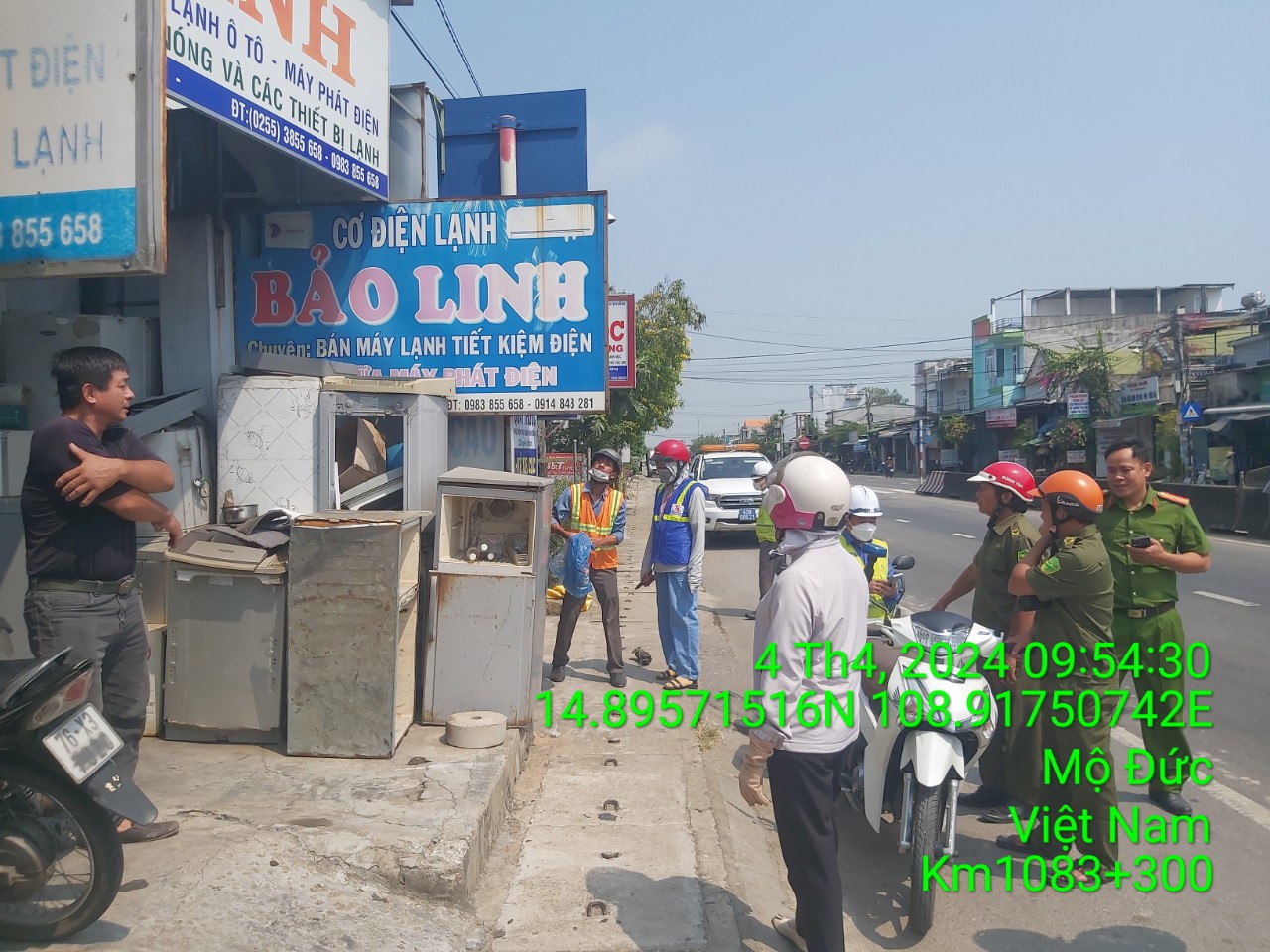 Lập lại trật tự ATGT hành lang đường bộ trên tuyến QL1 qua tỉnh Quảng Ngãi- Ảnh 1.