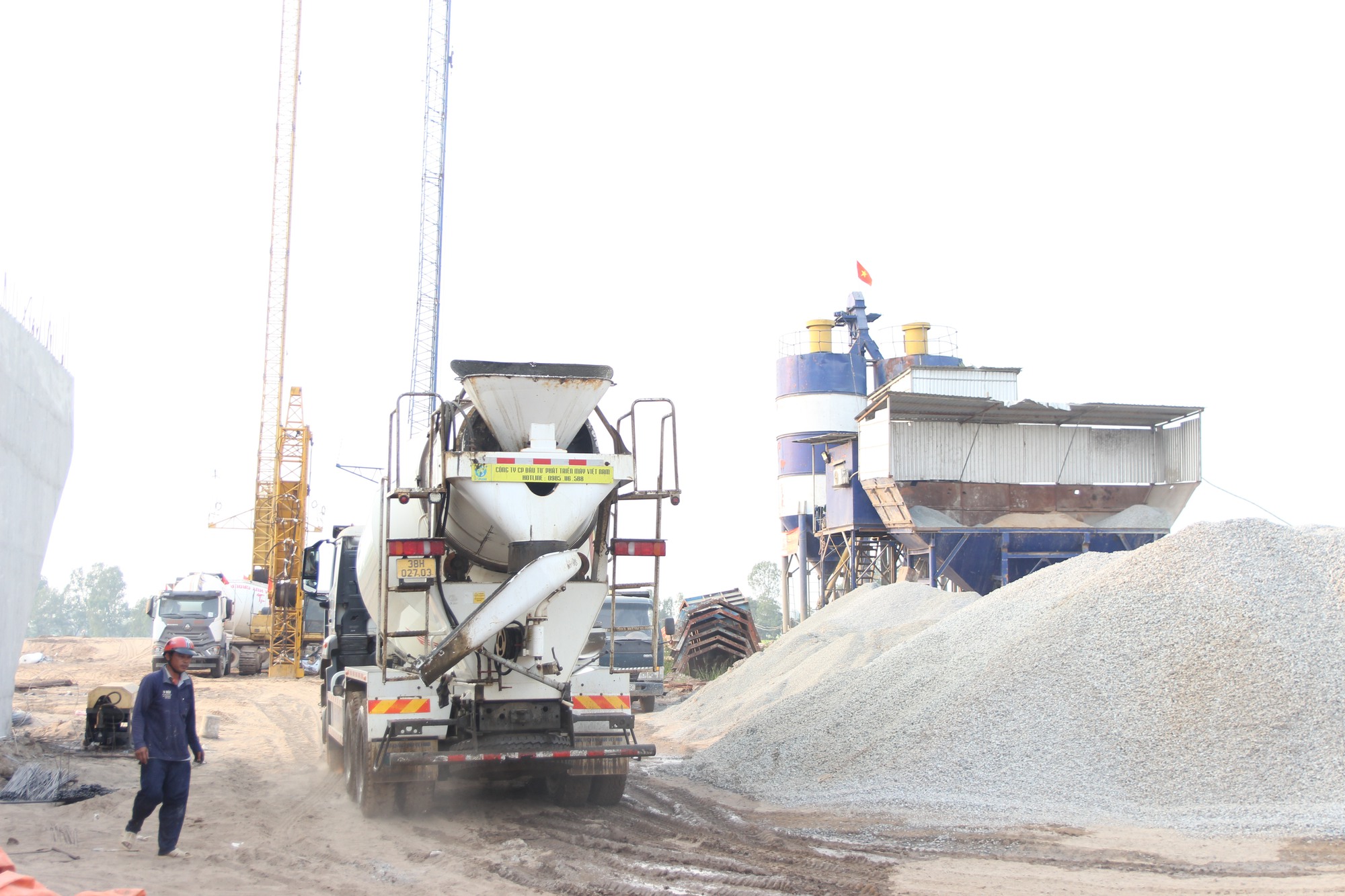 Thi công rầm rộ trên cao tốc “trục ngang” tại miền Tây- Ảnh 1. Thi công rầm rộ trên cao tốc “trục ngang” tại miền Tây- Ảnh 1.