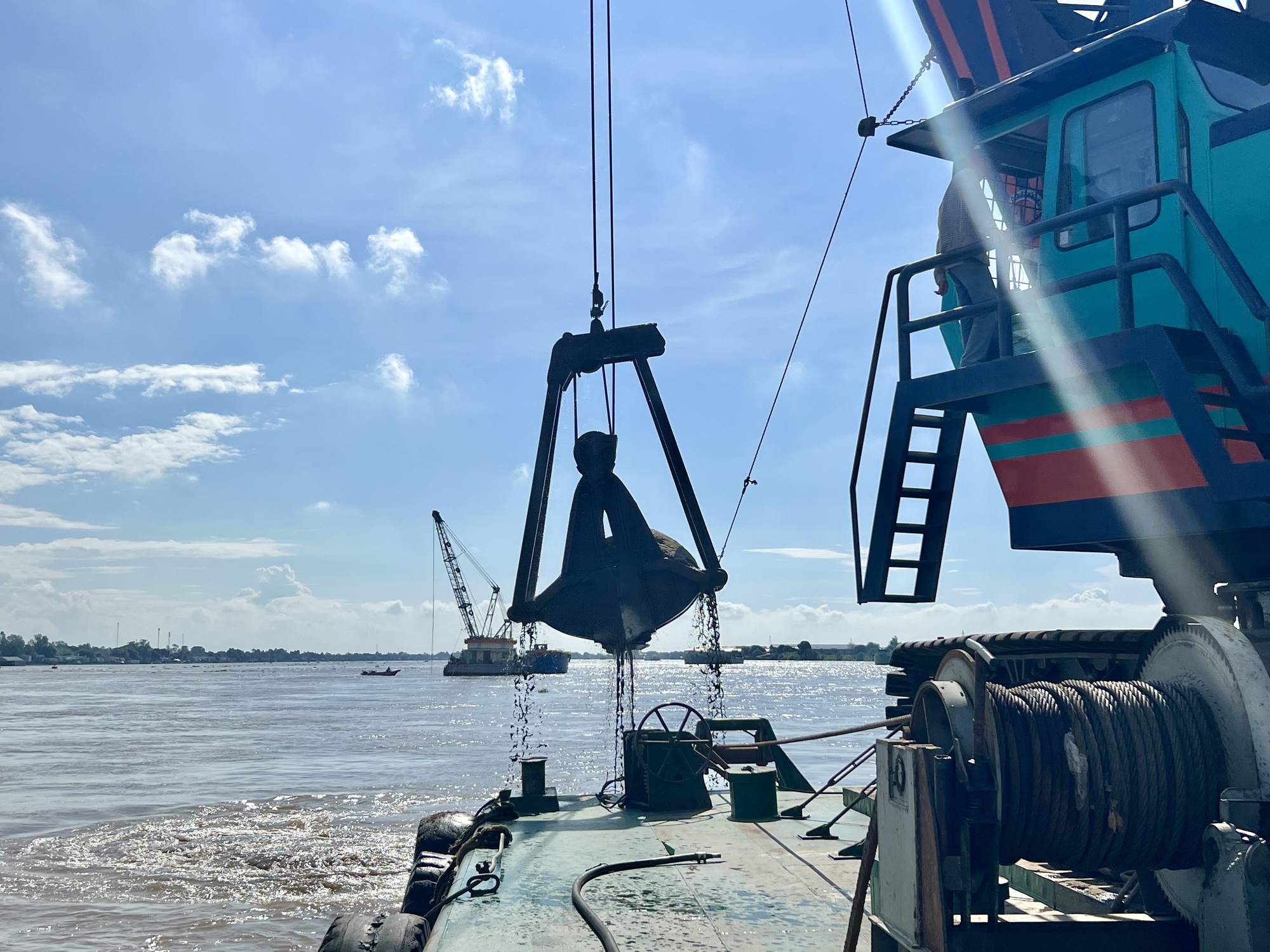 Thi công rầm rộ trên cao tốc “trục ngang” tại miền Tây- Ảnh 3. Thi công rầm rộ trên cao tốc “trục ngang” tại miền Tây- Ảnh 3.