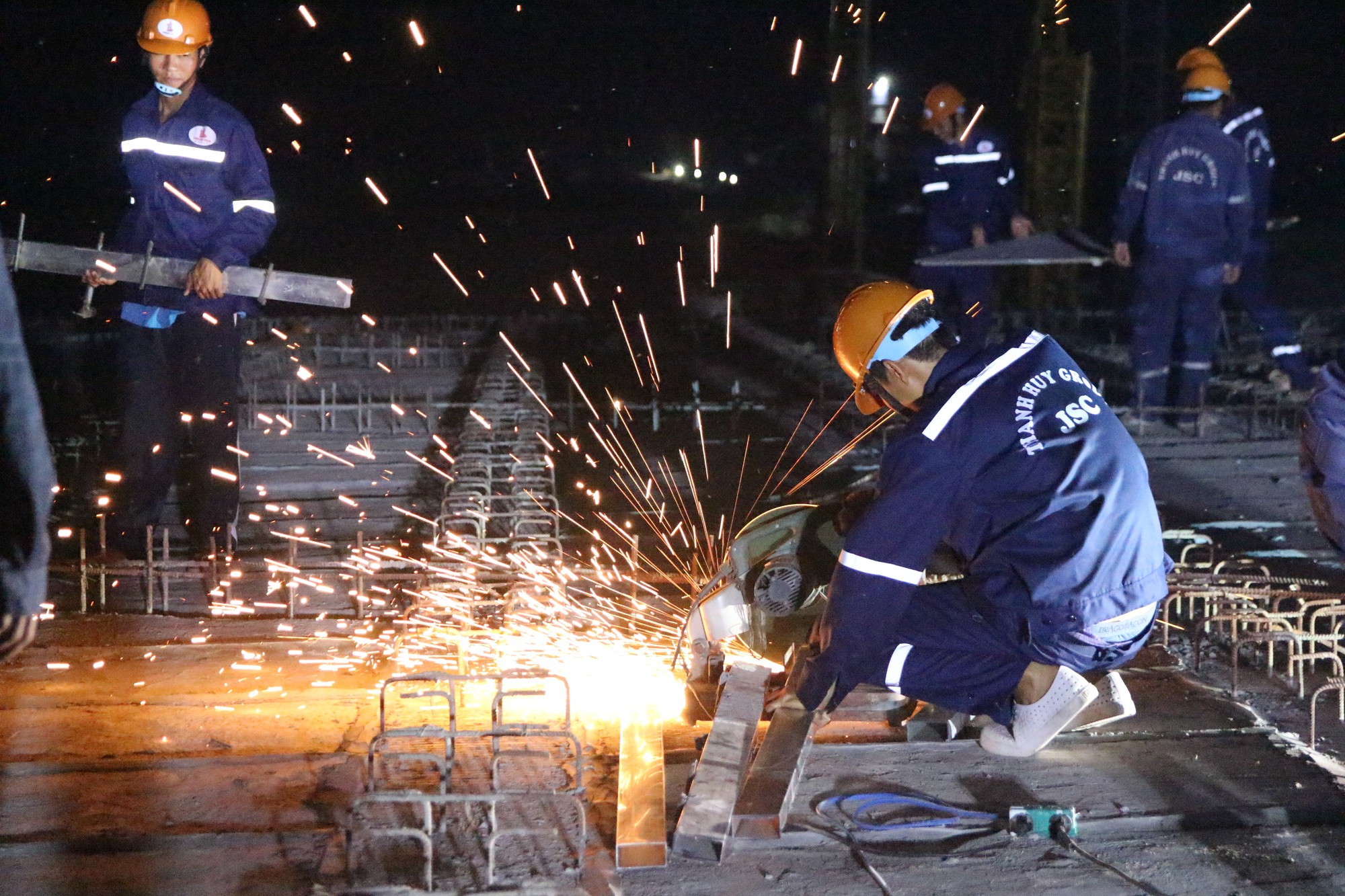 Thi công rầm rộ trên cao tốc “trục ngang” tại miền Tây- Ảnh 2. Thi công rầm rộ trên cao tốc “trục ngang” tại miền Tây- Ảnh 2.