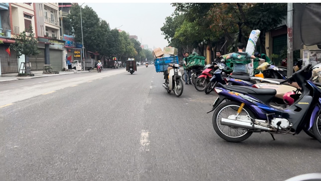 Bắc Ninh: Họp chợ dưới đường, kinh doanh trên hè phố Bắc Ninh: Họp chợ dưới đường, kinh doanh trên hè phố