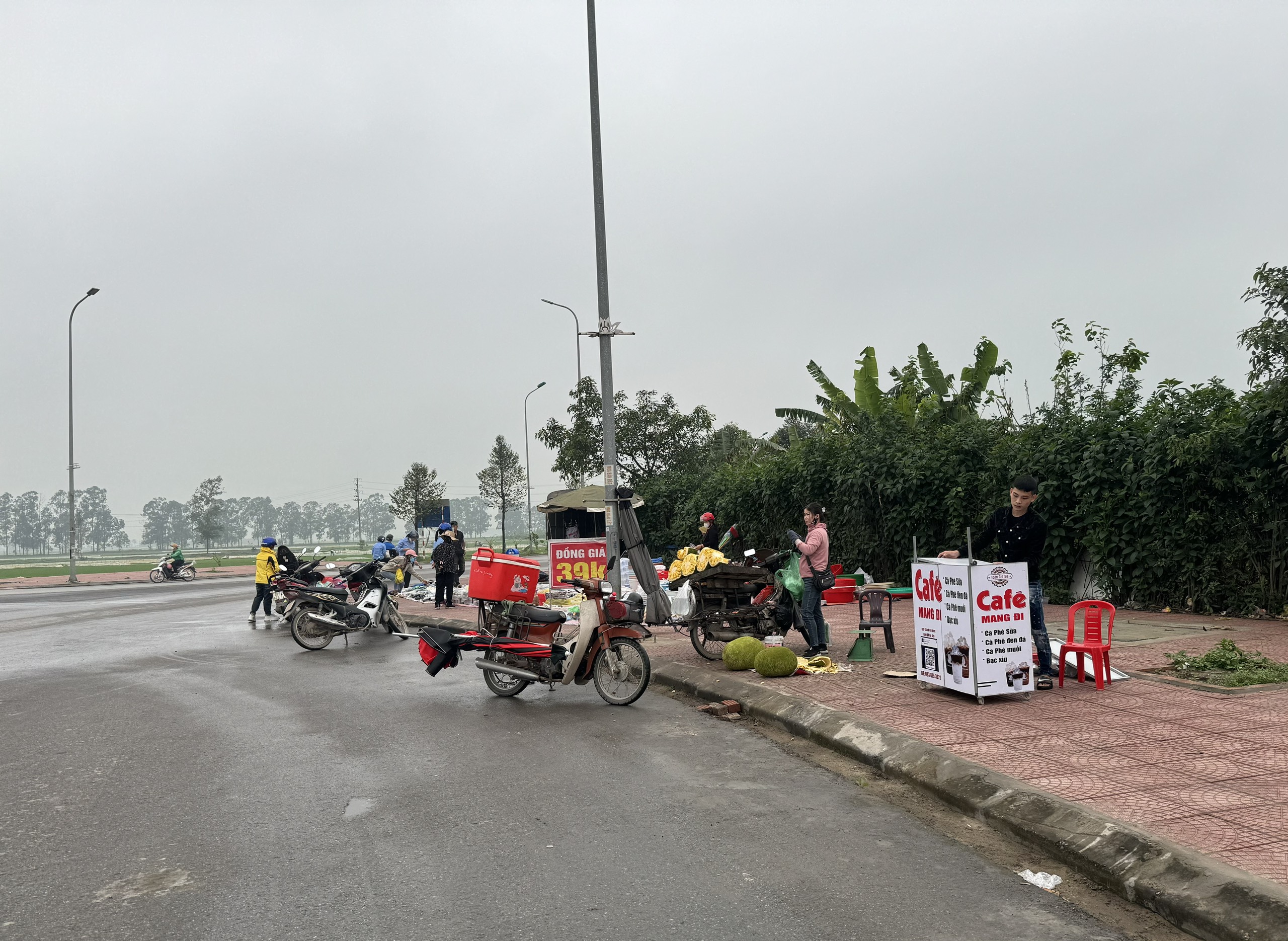 Bắc Ninh: Họp chợ dưới đường, kinh doanh trên hè phố Bắc Ninh: Họp chợ dưới đường, kinh doanh trên hè phố