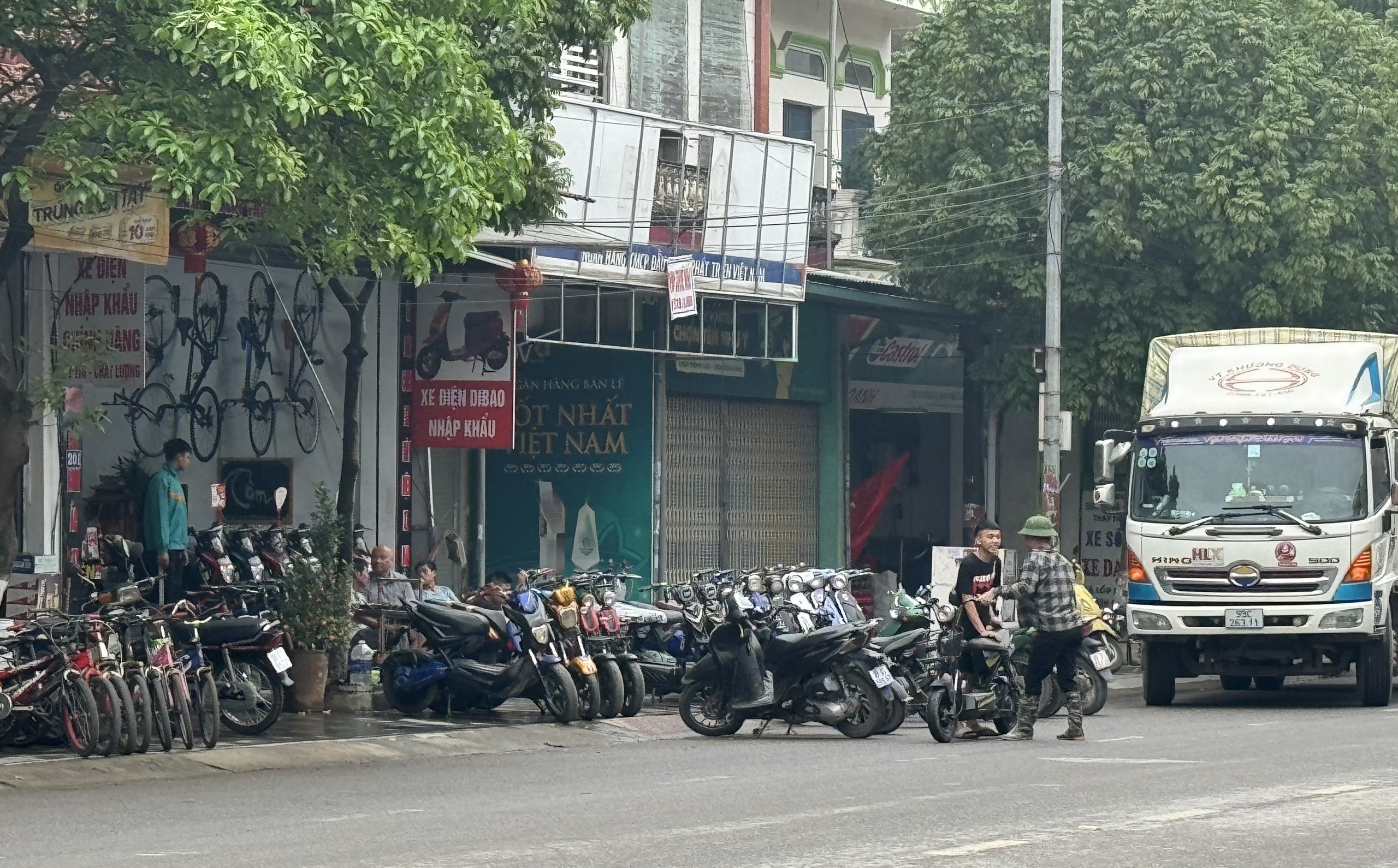 Bắc Ninh: Họp chợ dưới đường, kinh doanh trên hè phố Bắc Ninh: Họp chợ dưới đường, kinh doanh trên hè phố