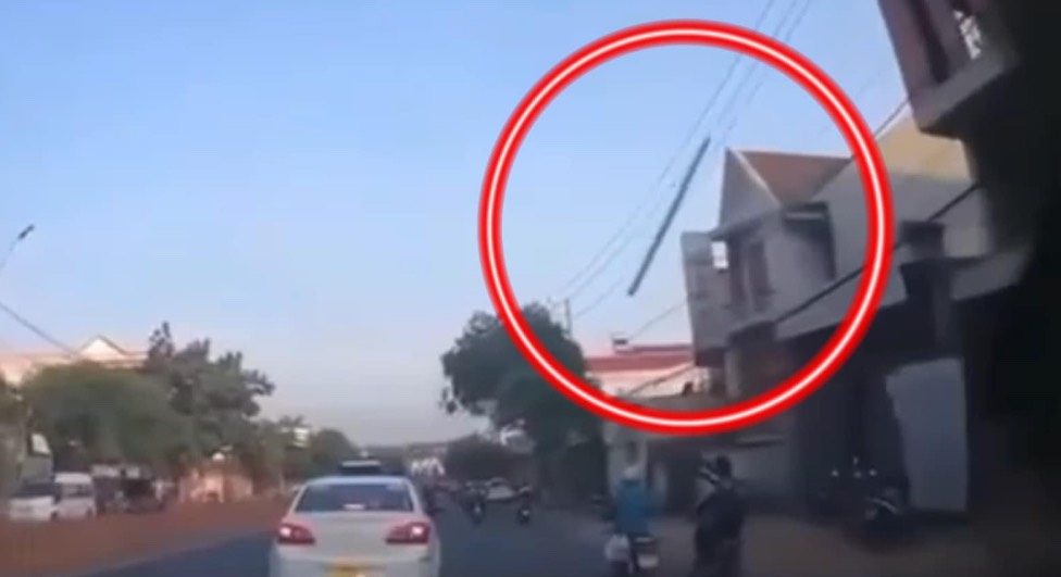 Vụ một phụ nữ bị thanh sắt rơi trúng đầu khi đang đi trên đường ở Đắk Lắk: Xử phạt đơn vị thi công- Ảnh 1.