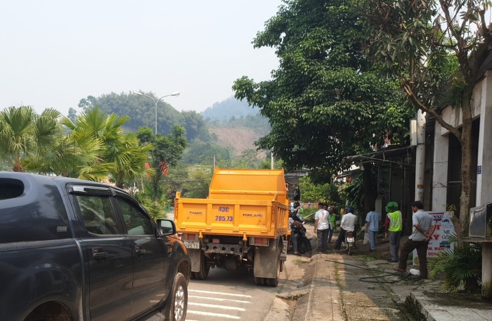 Xử lý tình trạng lấn chiếm lòng, lề đường tuyến Hồ Chí Minh qua tỉnh Quảng Nam- Ảnh 1.