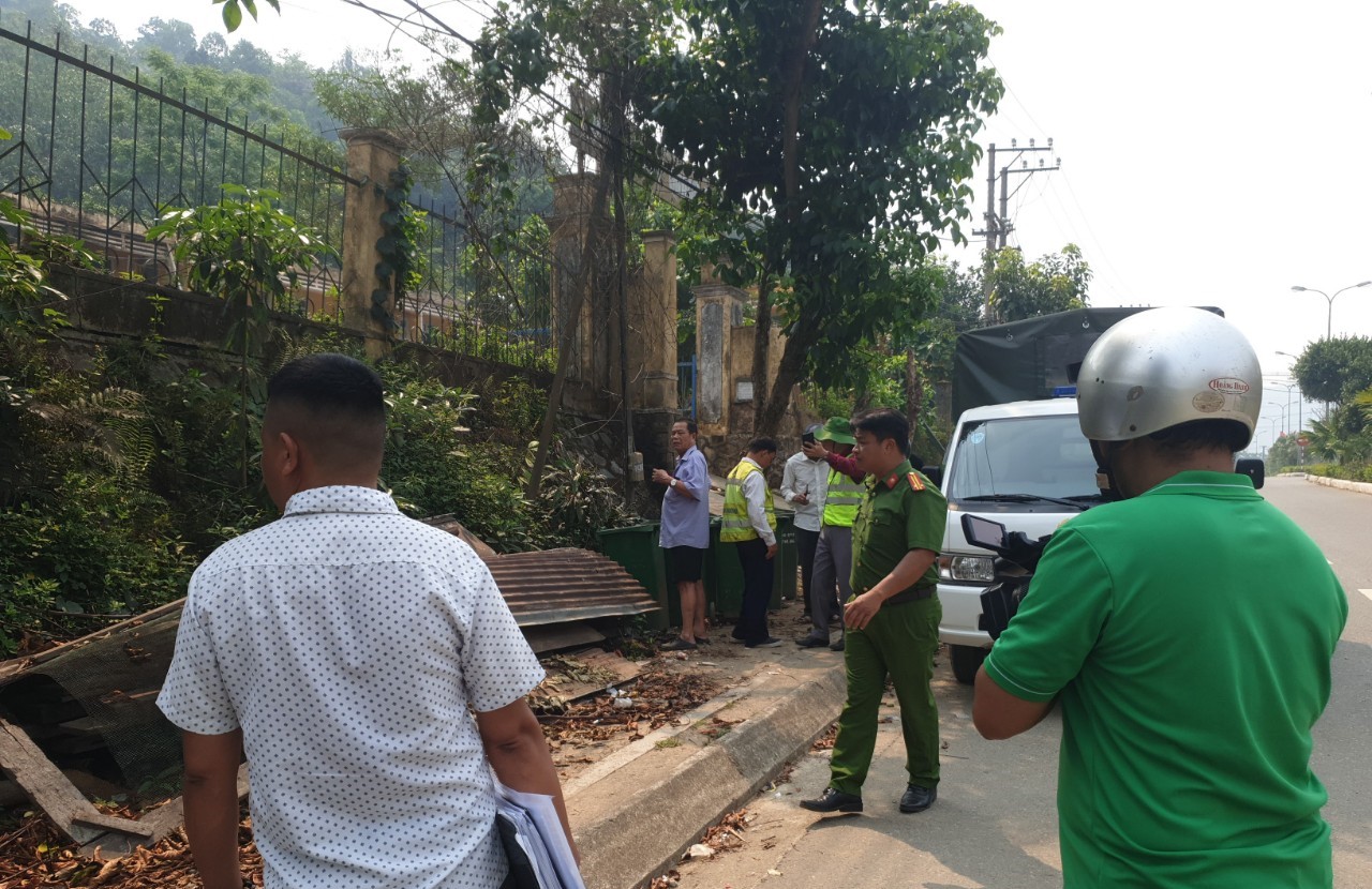 Xử lý tình trạng lấn chiếm lòng, lề đường tuyến Hồ Chí Minh qua tỉnh Quảng Nam- Ảnh 2.