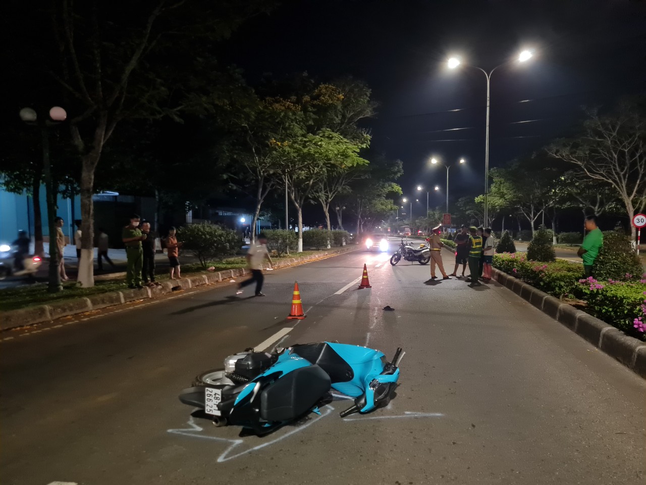 Nam thanh niên không chấp hành hiệu lệnh, đâm cán bộ CSGT tỉnh Đắk Nông bị thương- Ảnh 1.