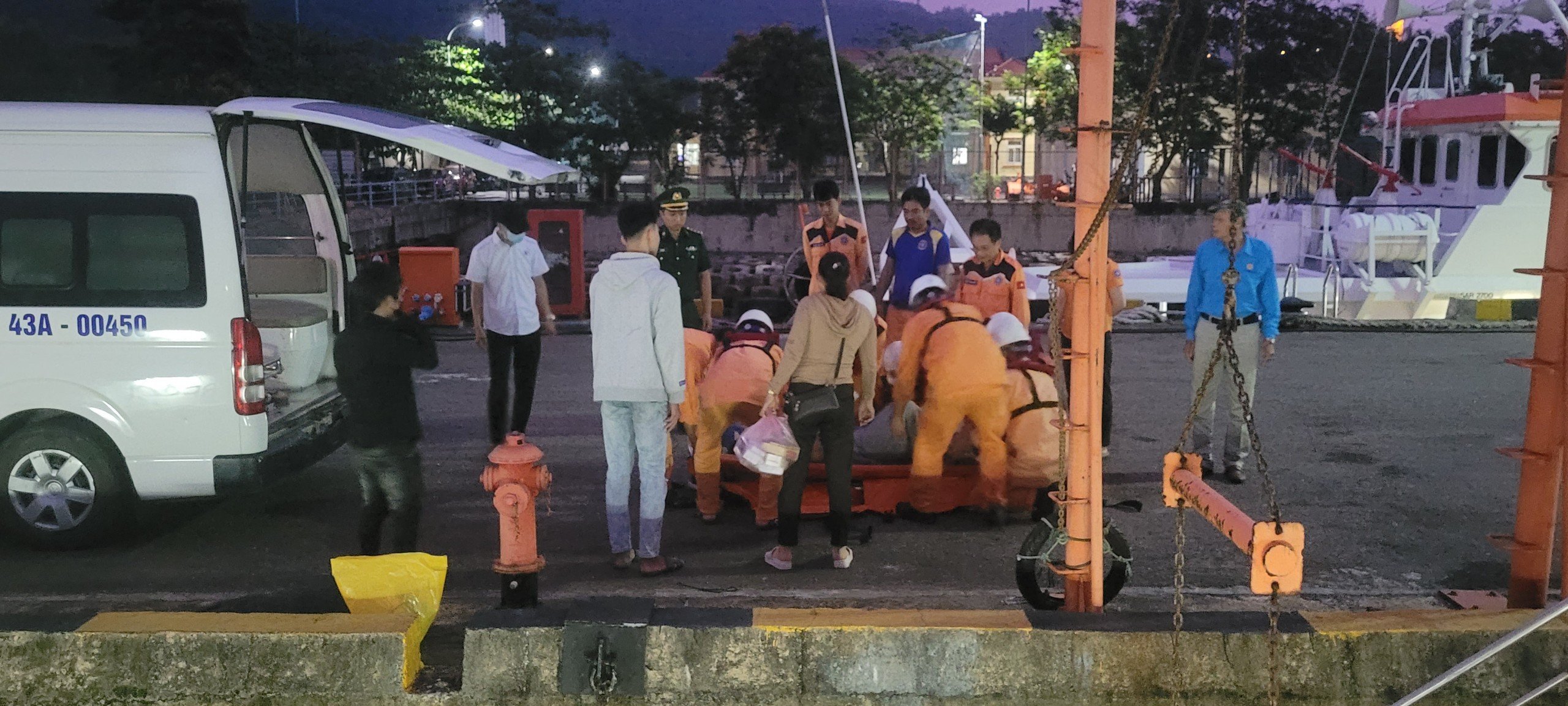 Hiện trường cứu ngư dân bất ngờ đột quỵ trên tàu cá tại khu vực đảo Tri Tôn- Ảnh 5.