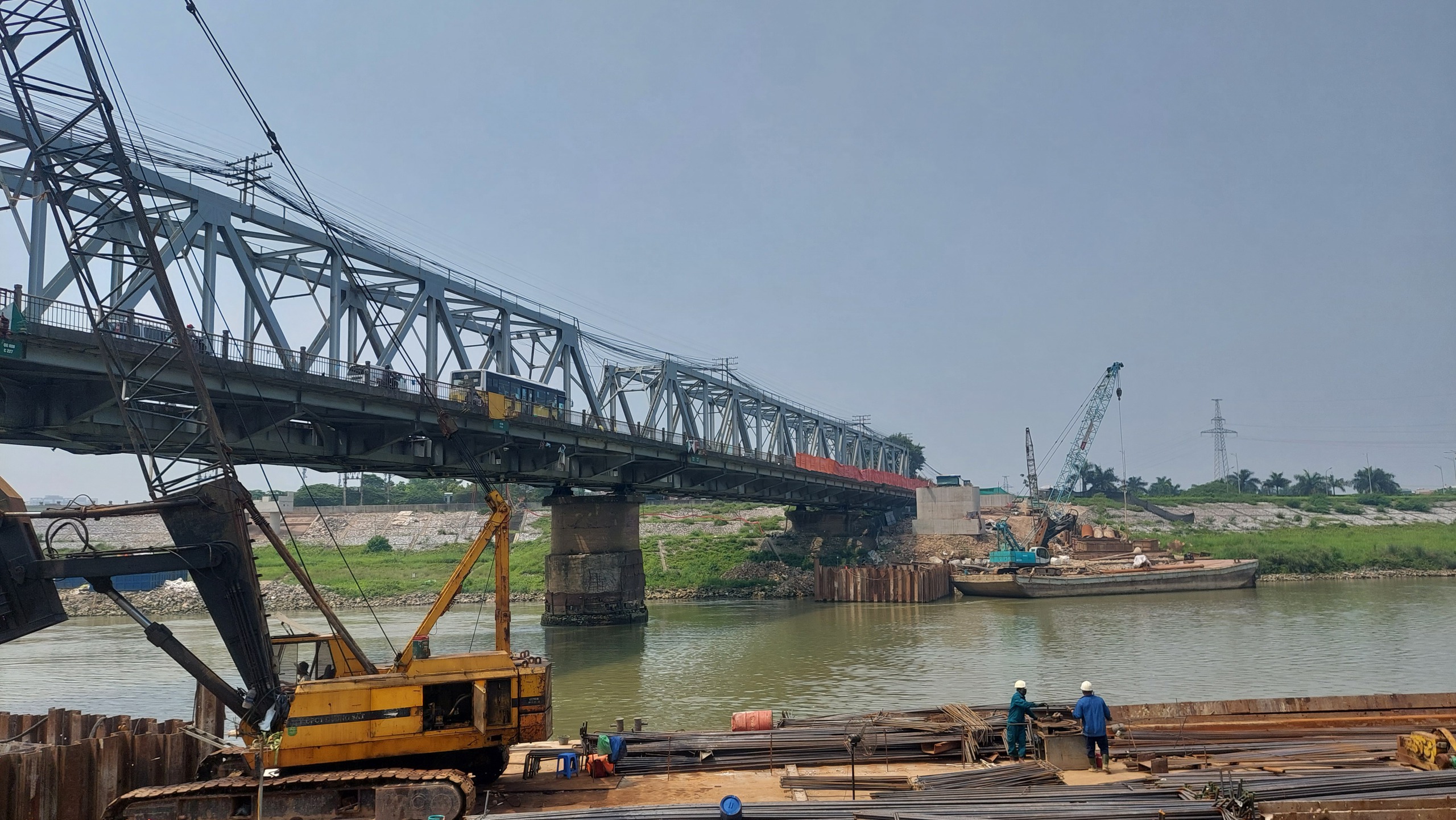 Dự án cầu đường sắt Đuống chậm giải phóng mặt bằng, nguy cơ không về đích đúng hẹn- Ảnh 1.