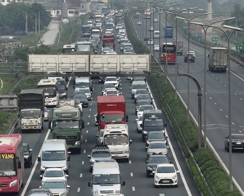 CSGT Hà Nội căng mình điều tiết giao thông, hỗ trợ người dân sau nghỉ lễ- Ảnh 6.