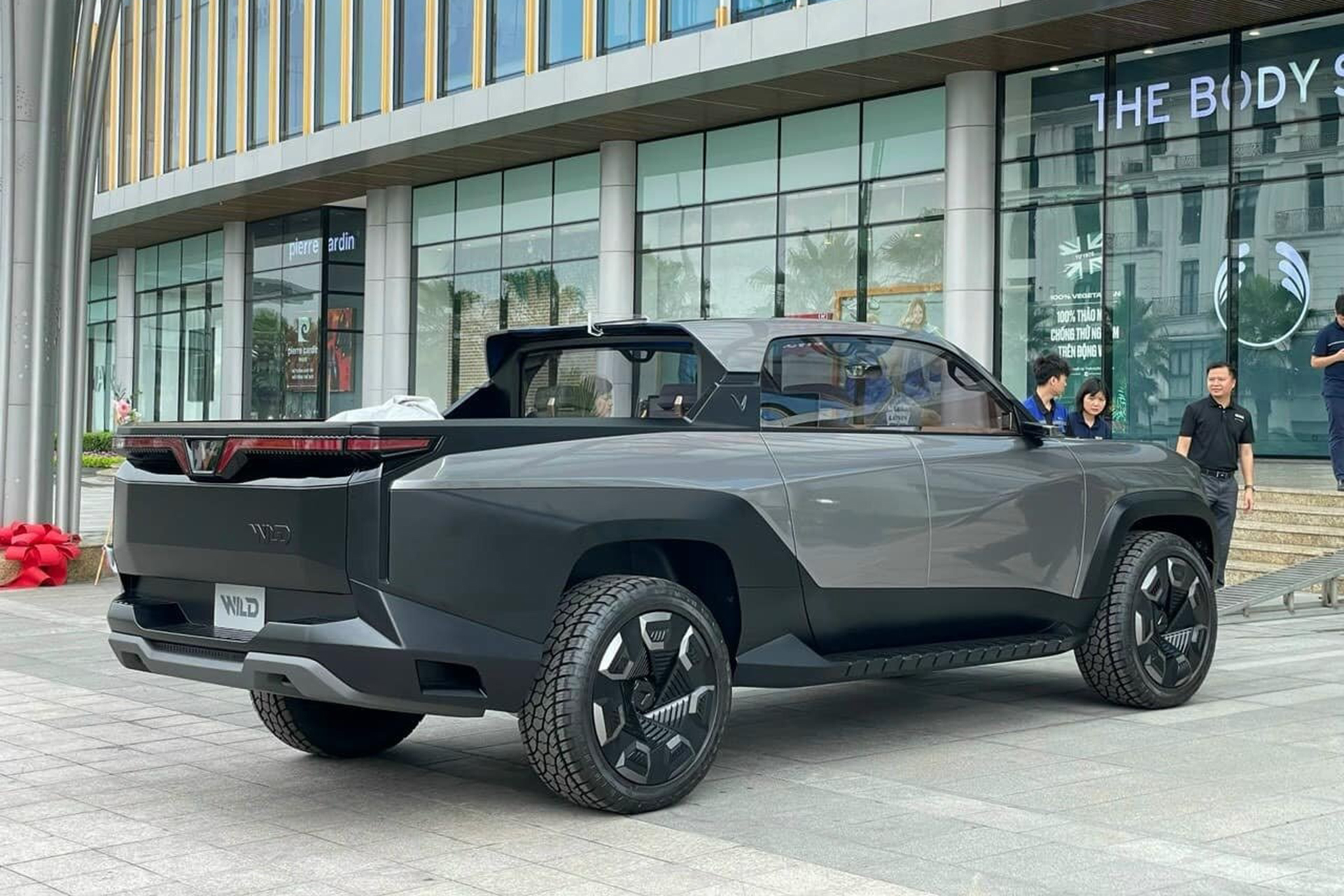 Bán tải điện VinFast VF Wild bất ngờ xuất hiện tại Hà Nội- Ảnh 4.