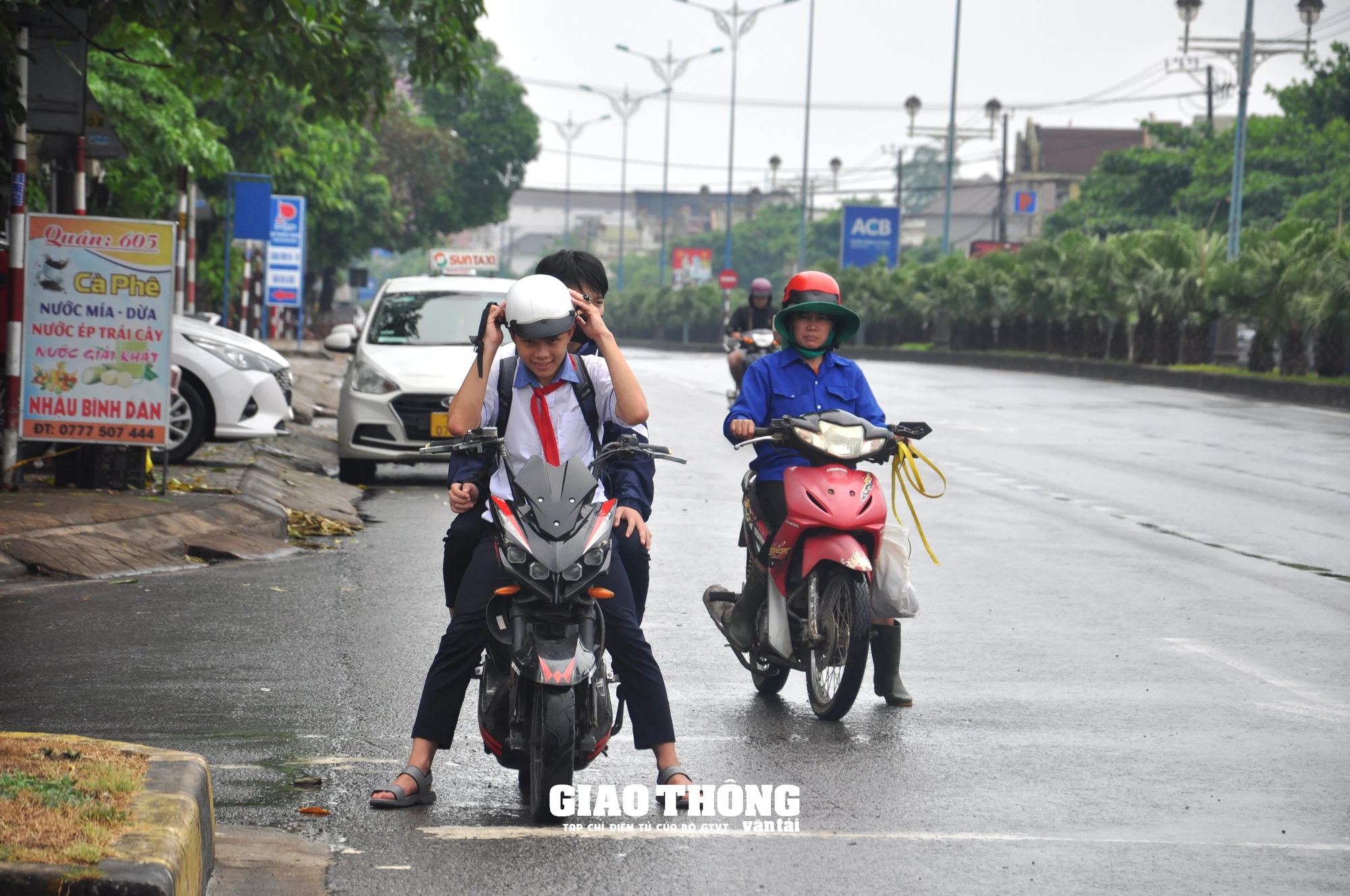 Nhìn lại 1 tháng phân luồng cao tốc Cam Lộ- La Sơn- Bài 2: Không có chuyện QL1 qua Quảng Trị tăng TNGT- Ảnh 11. Nhìn lại 1 tháng phân luồng cao tốc Cam Lộ- La Sơn- Bài 2: Không có chuyện QL1 qua Quảng Trị tăng TNGT- Ảnh 11.