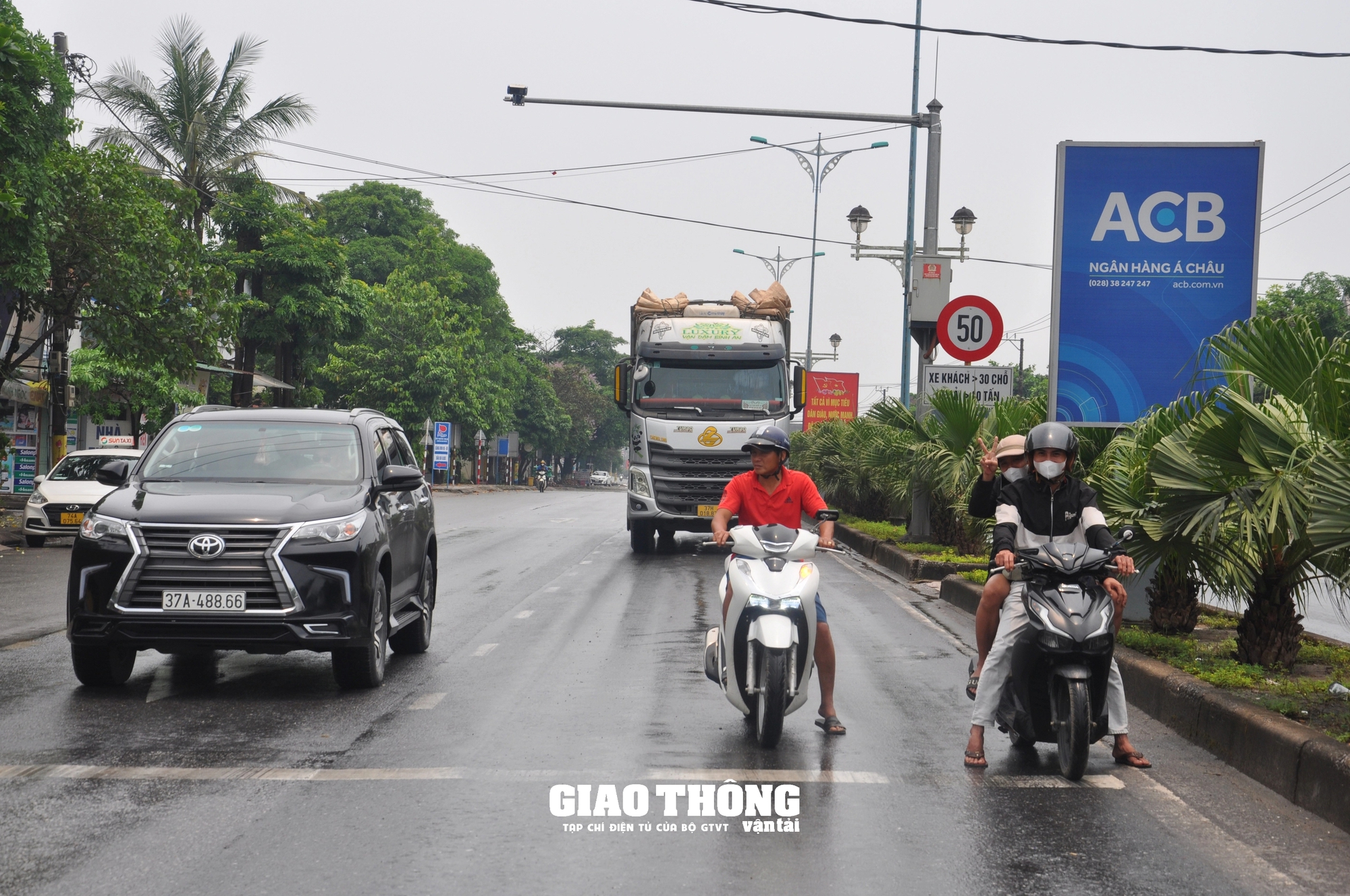 Nhìn lại 1 tháng phân luồng cao tốc Cam Lộ- La Sơn- Bài 2: Không có chuyện QL1 qua Quảng Trị tăng TNGT- Ảnh 14. Nhìn lại 1 tháng phân luồng cao tốc Cam Lộ- La Sơn- Bài 2: Không có chuyện QL1 qua Quảng Trị tăng TNGT- Ảnh 14.