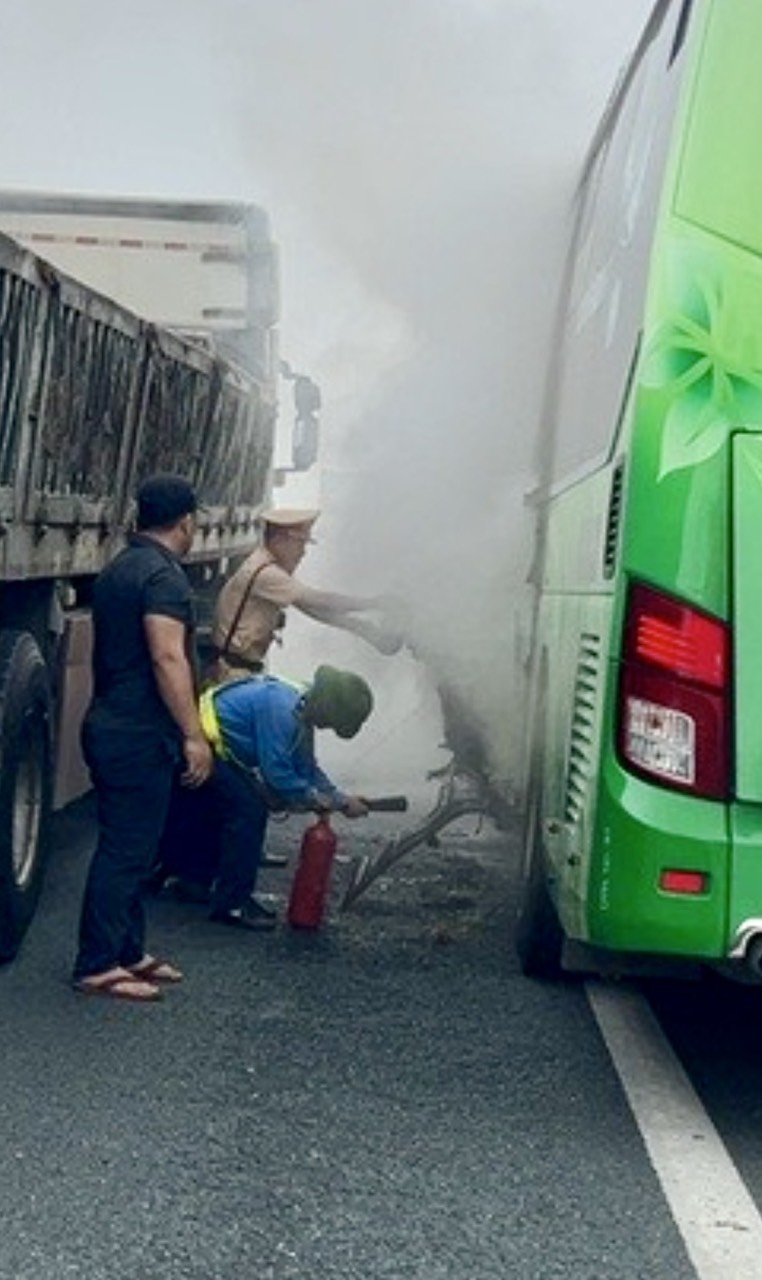 Thiếu tá CSGT nhanh trí dùng bình cứu hoả dập tắt đám cháy ôtô khách trên cao tốc- Ảnh 2. Thiếu tá CSGT nhanh trí dùng bình cứu hoả dập tắt đám cháy ôtô khách trên cao tốc- Ảnh 2.