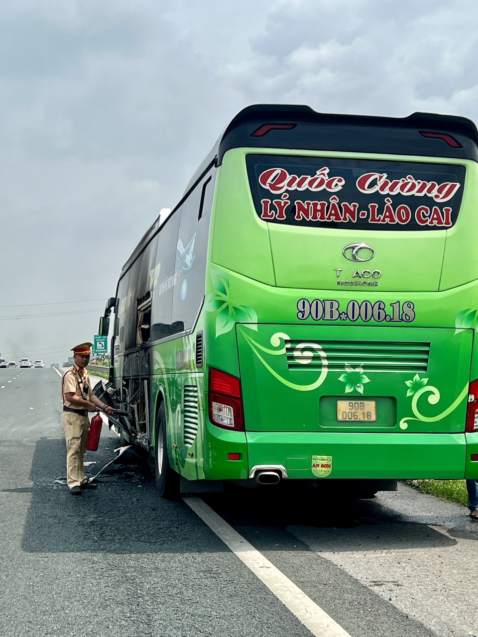 Thiếu tá CSGT nhanh trí dùng bình cứu hoả dập tắt đám cháy ôtô khách trên cao tốc- Ảnh 5. Thiếu tá CSGT nhanh trí dùng bình cứu hoả dập tắt đám cháy ôtô khách trên cao tốc- Ảnh 5.