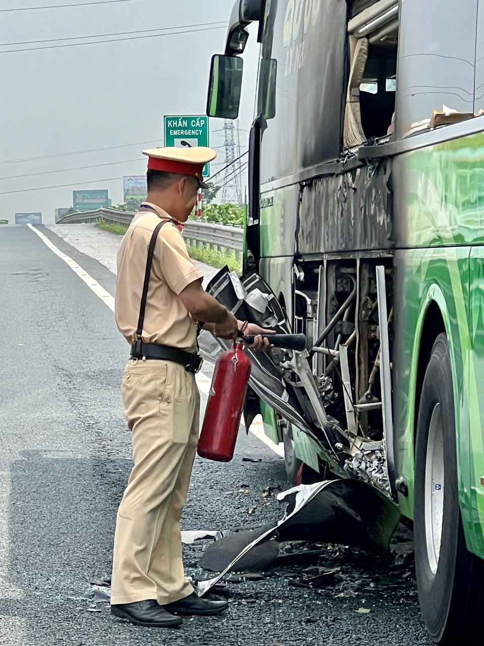Thiếu tá CSGT nhanh trí dùng bình cứu hoả dập tắt đám cháy ôtô khách trên cao tốc- Ảnh 1. Thiếu tá CSGT nhanh trí dùng bình cứu hoả dập tắt đám cháy ôtô khách trên cao tốc- Ảnh 1.