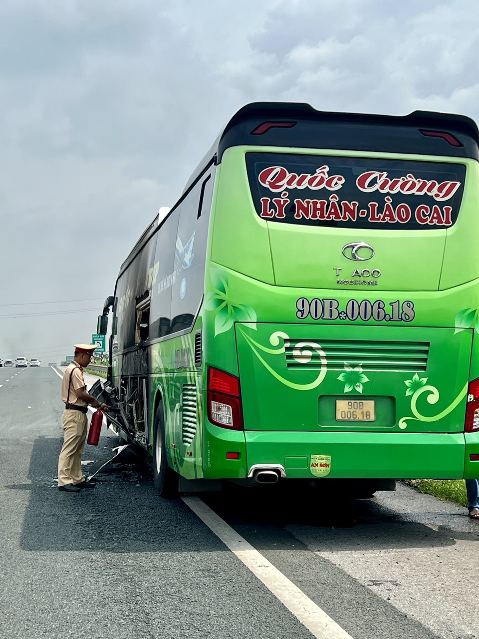 Thiếu tá CSGT nhanh trí dùng bình cứu hoả dập tắt đám cháy ôtô khách trên cao tốc- Ảnh 3. Thiếu tá CSGT nhanh trí dùng bình cứu hoả dập tắt đám cháy ôtô khách trên cao tốc- Ảnh 3.