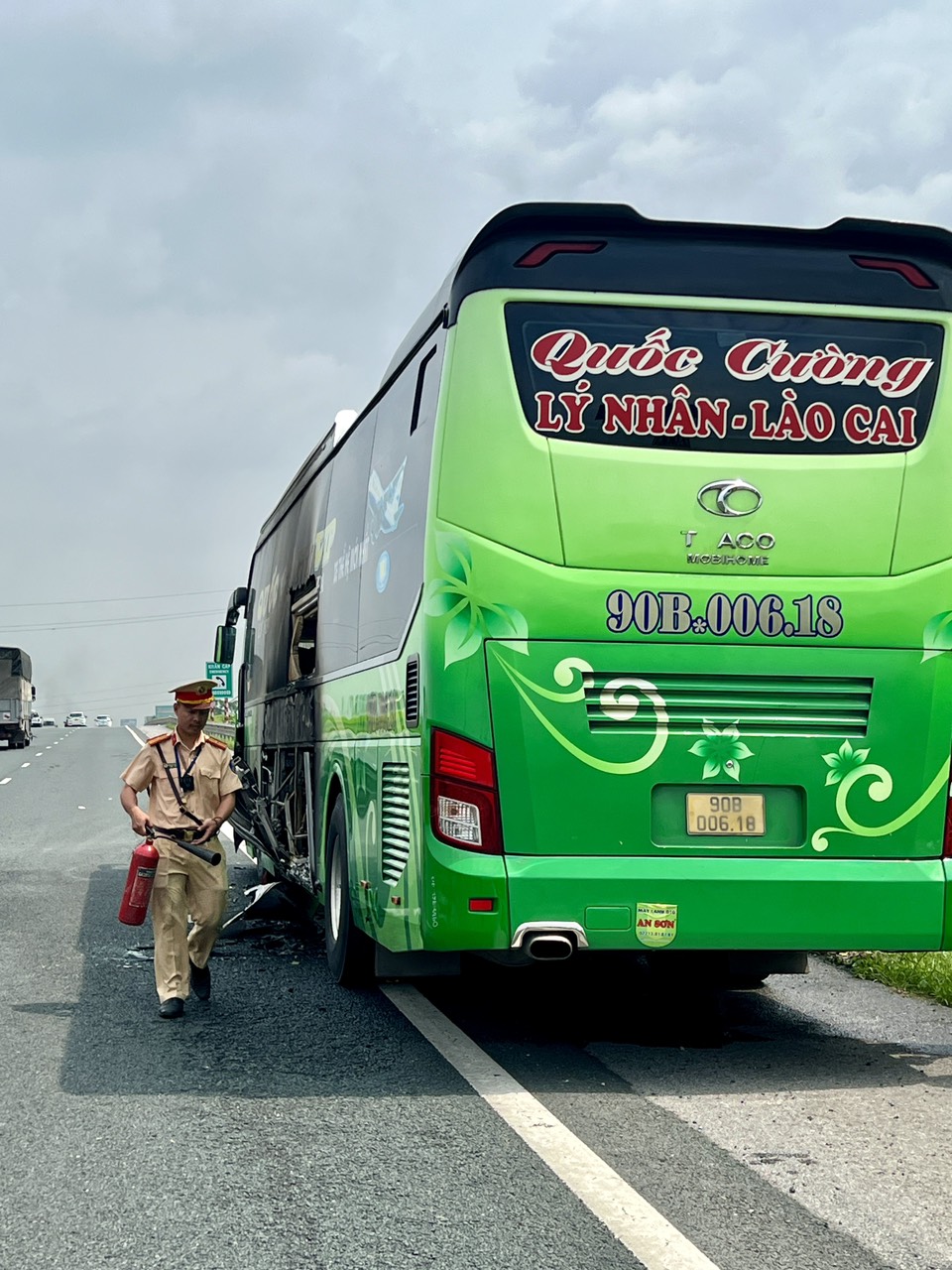 Thiếu tá CSGT nhanh trí dùng bình cứu hoả dập tắt đám cháy ôtô khách trên cao tốc- Ảnh 4. Thiếu tá CSGT nhanh trí dùng bình cứu hoả dập tắt đám cháy ôtô khách trên cao tốc- Ảnh 4.