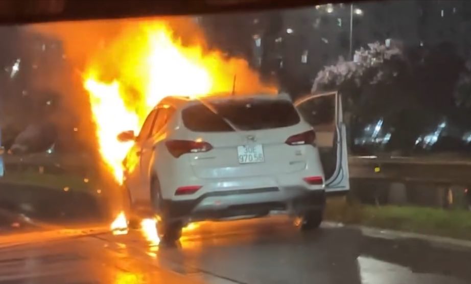 Hà Nội: Ôtô đang lưu thông bỗng dưng cháy lớn dưới mưa to- Ảnh 1.