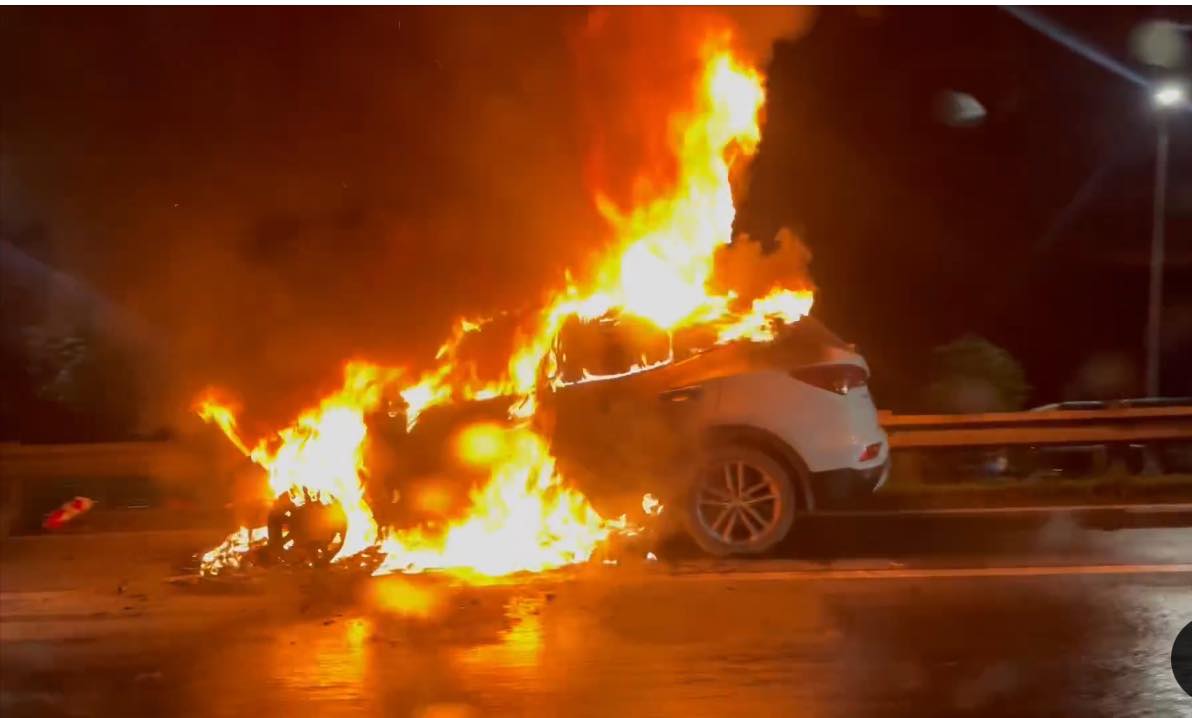 Hà Nội: Ôtô đang lưu thông bỗng dưng cháy lớn dưới mưa to- Ảnh 4.