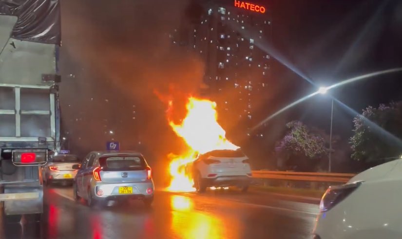 Hà Nội: Ôtô đang lưu thông bỗng dưng cháy lớn dưới mưa to- Ảnh 2.