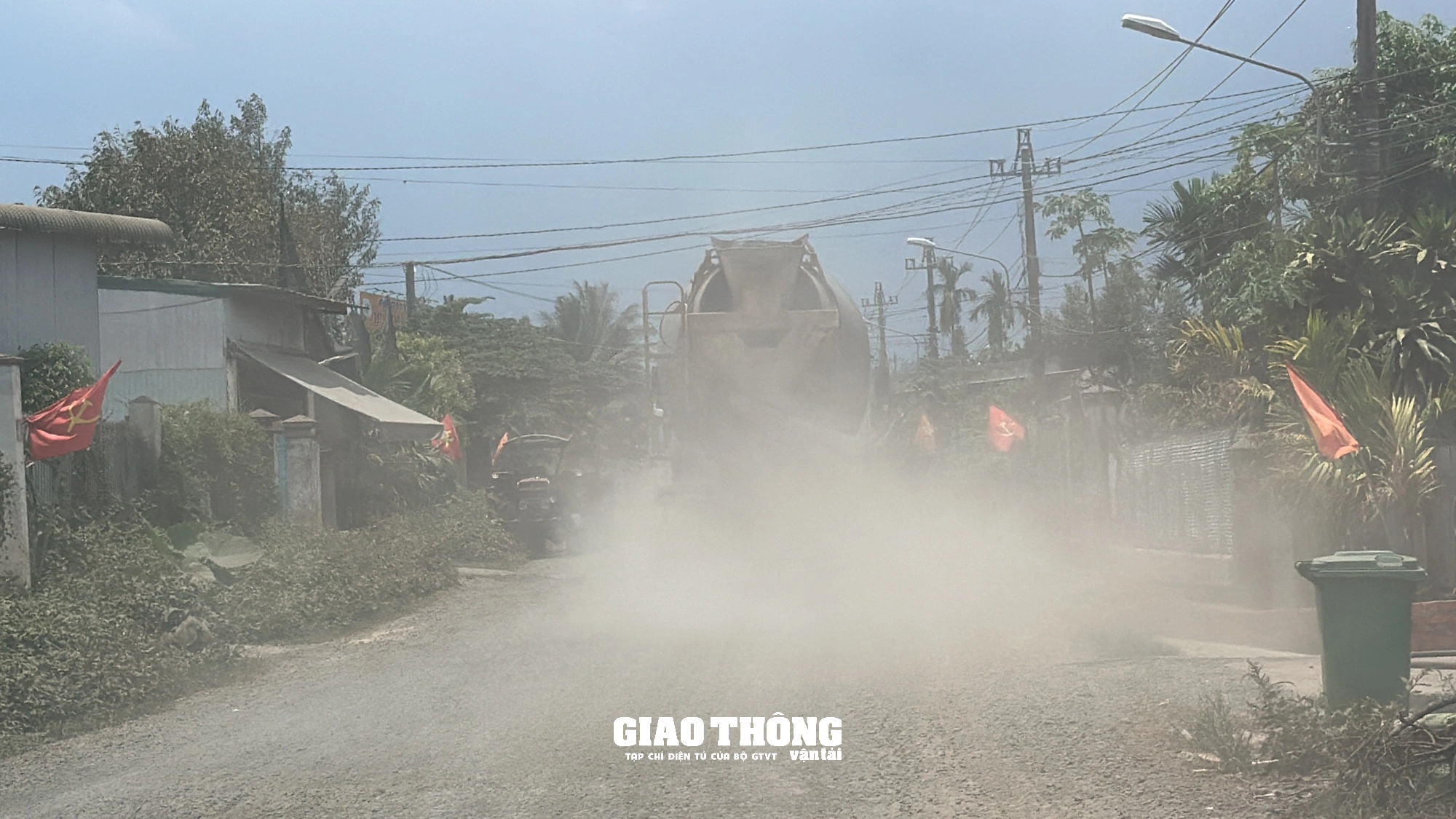 Đắk Lắk: Bụi cuốn mù mịt, xe bê tông tươi 