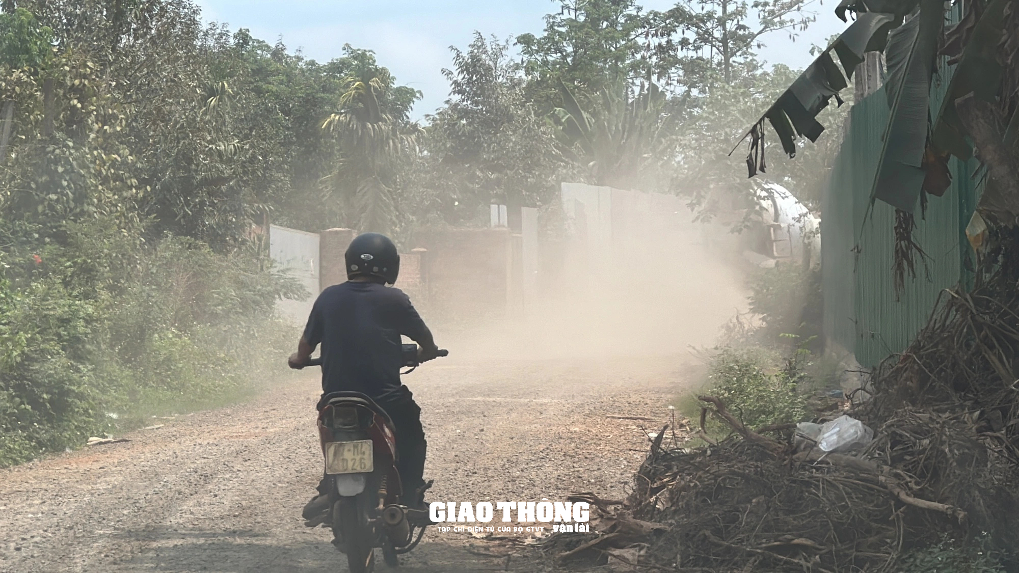 Đắk Lắk: Bụi cuốn mù mịt, xe bê tông tươi 