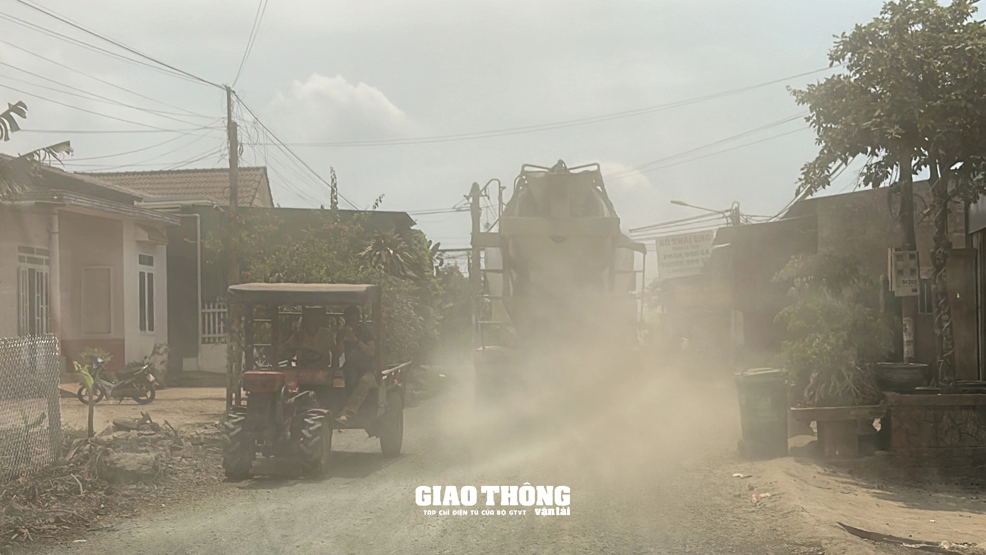 Đắk Lắk: Bụi cuốn mù mịt, xe bê tông tươi 