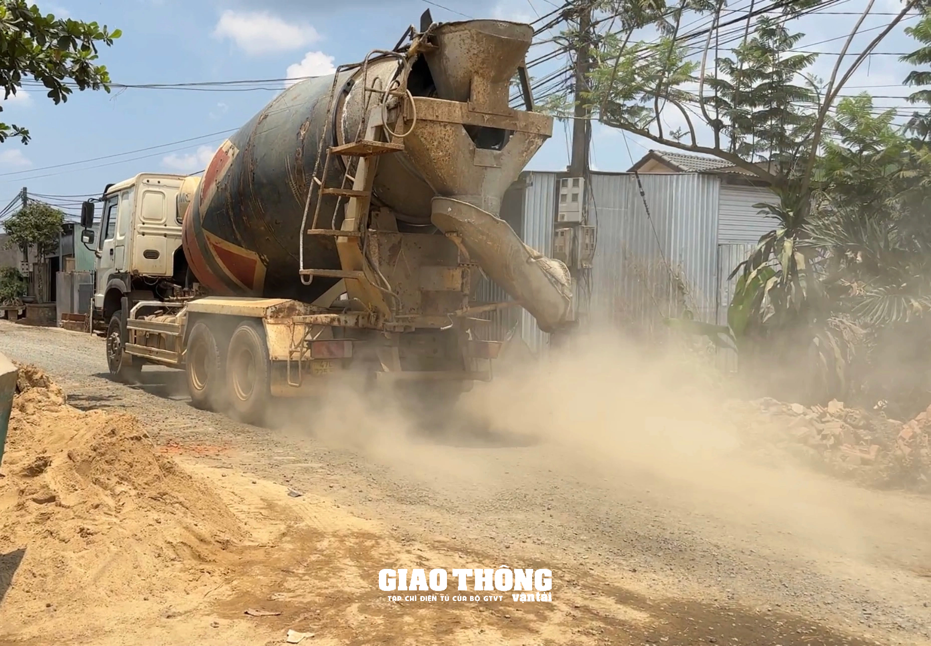 Đắk Lắk: Bụi cuốn mù mịt, xe bê tông tươi 