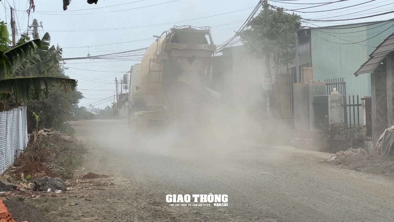 Đắk Lắk: Bụi cuốn mù mịt, xe bê tông tươi 