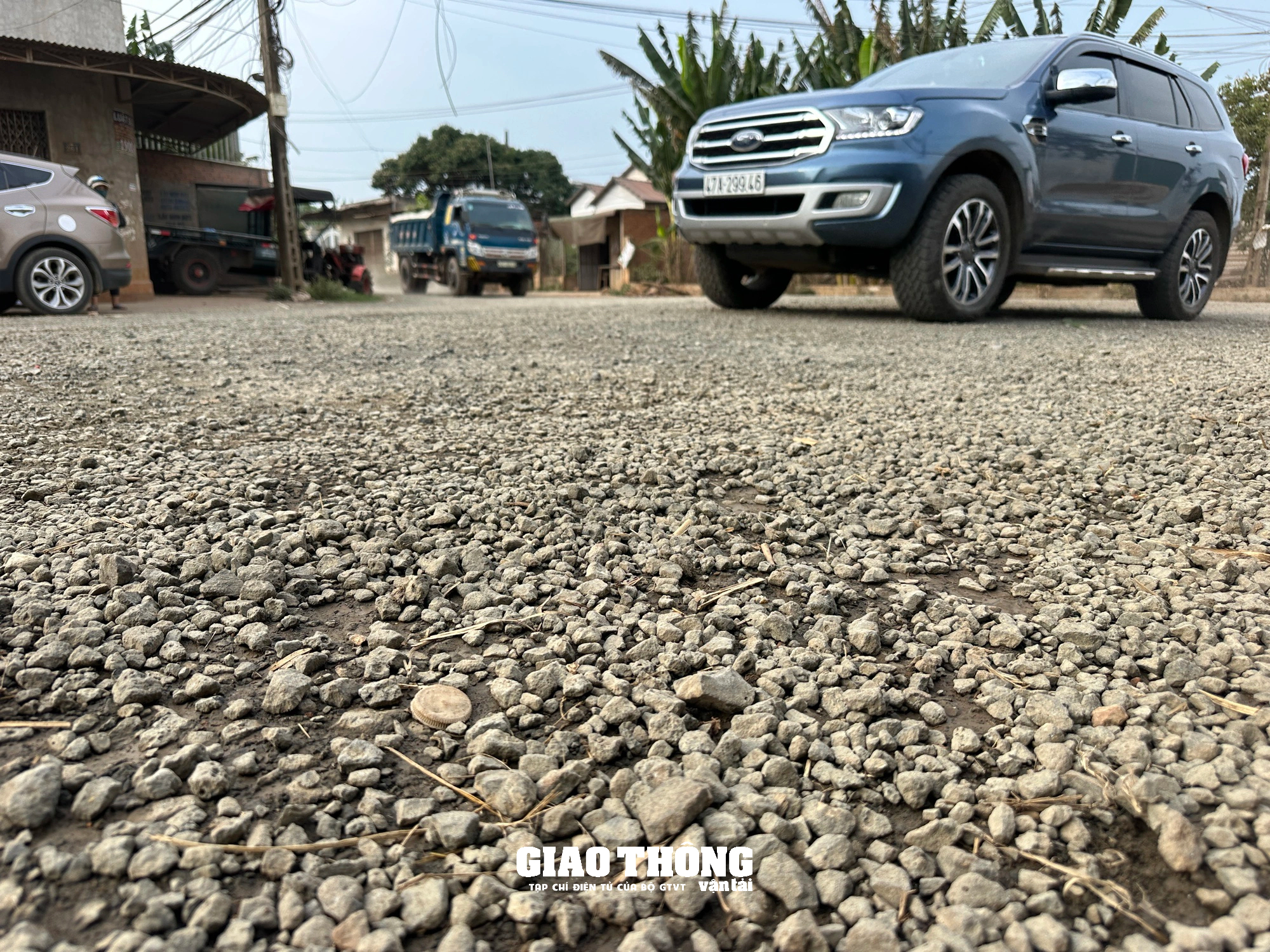 Đắk Lắk: Bụi cuốn mù mịt, xe bê tông tươi 