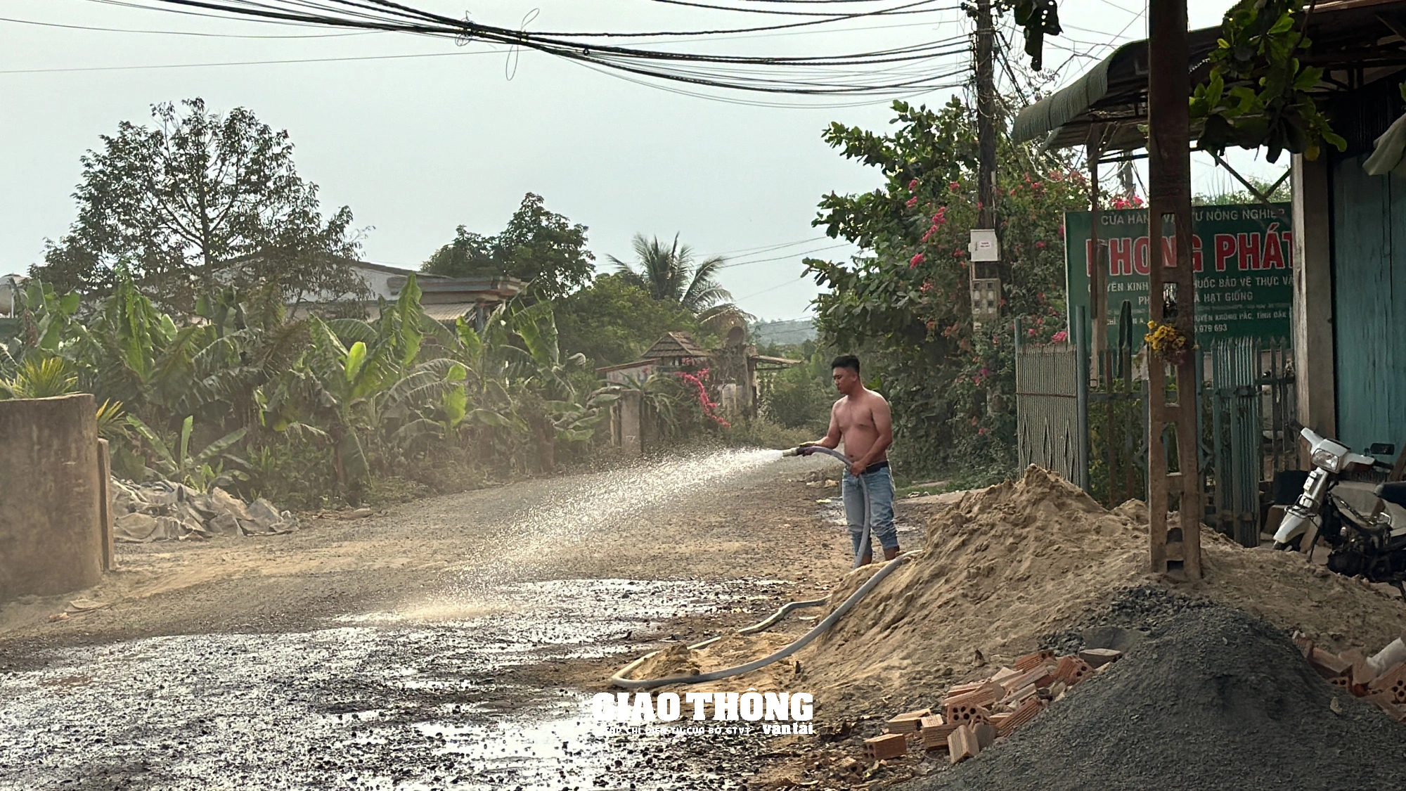 Đắk Lắk: Bụi cuốn mù mịt, xe bê tông tươi 