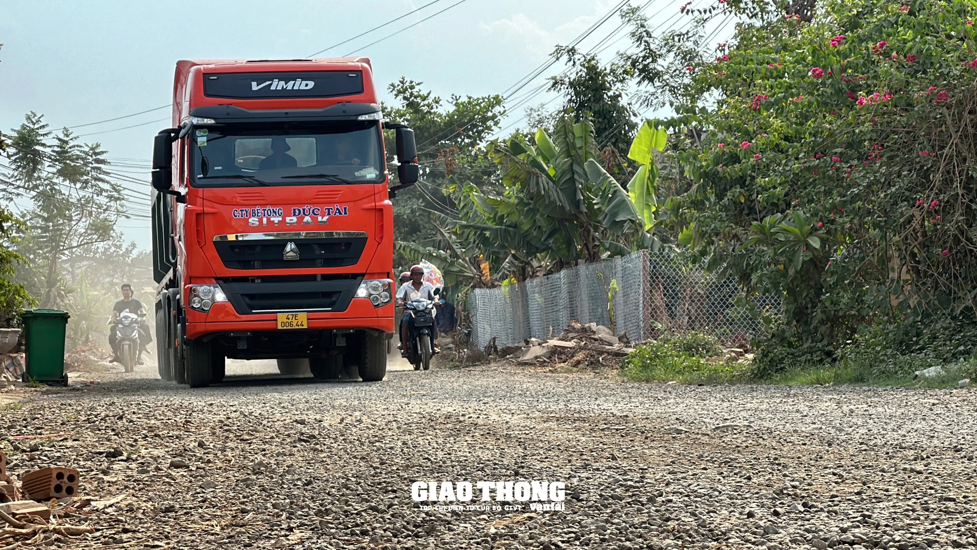 Đắk Lắk: Bụi cuốn mù mịt, xe bê tông tươi 