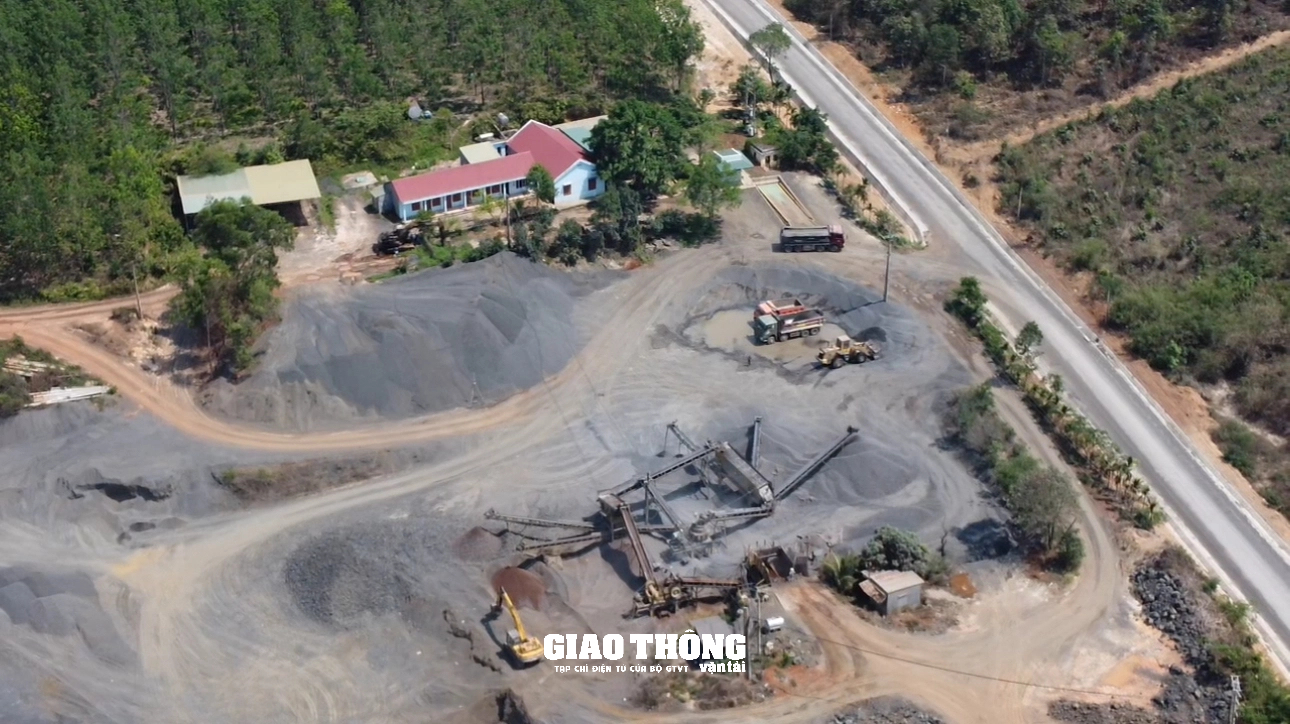 Xe chở đá né trạm cân, có dấu hiệu quá tải, quá khổ chạy rầm rập ở Đắk Nông- Ảnh 2.