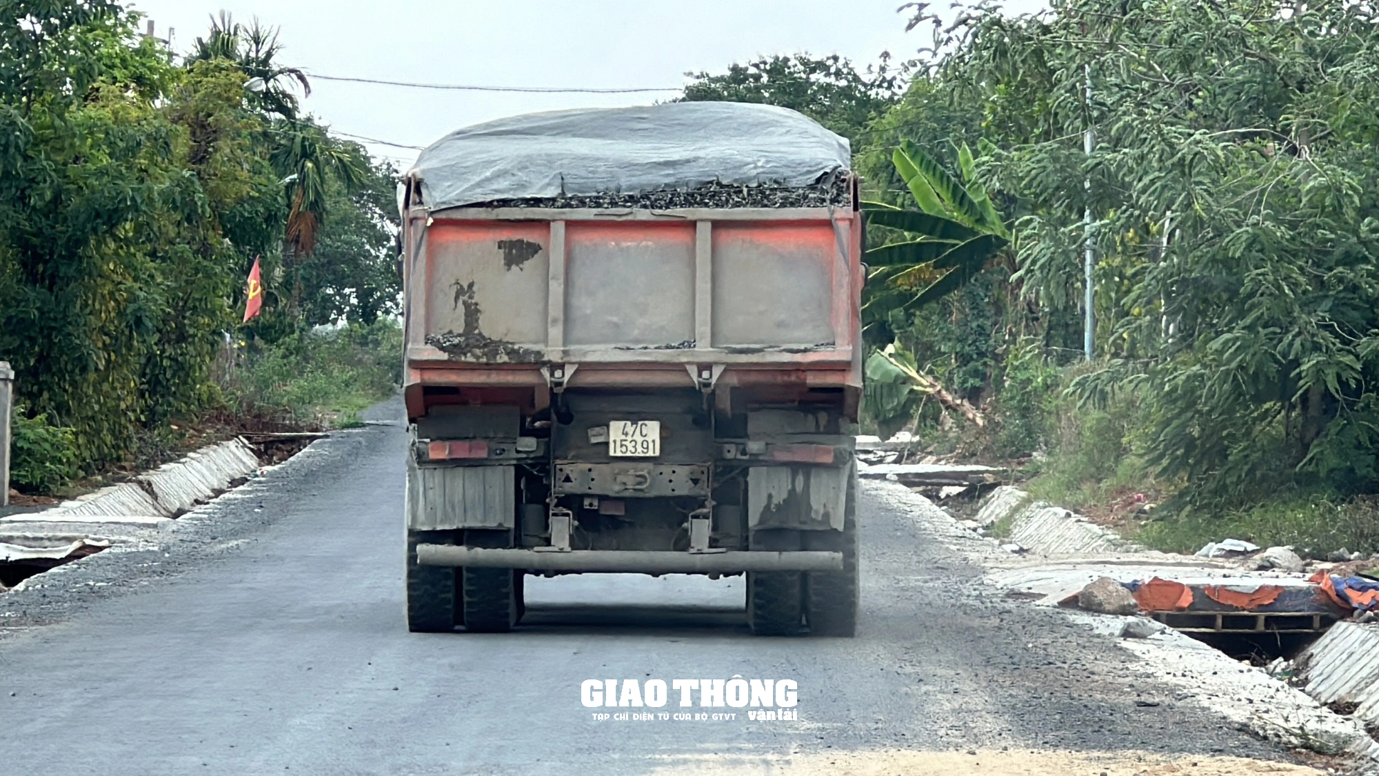 Xe chở đá né trạm cân, có dấu hiệu quá tải, quá khổ chạy rầm rập ở Đắk Nông- Ảnh 3.