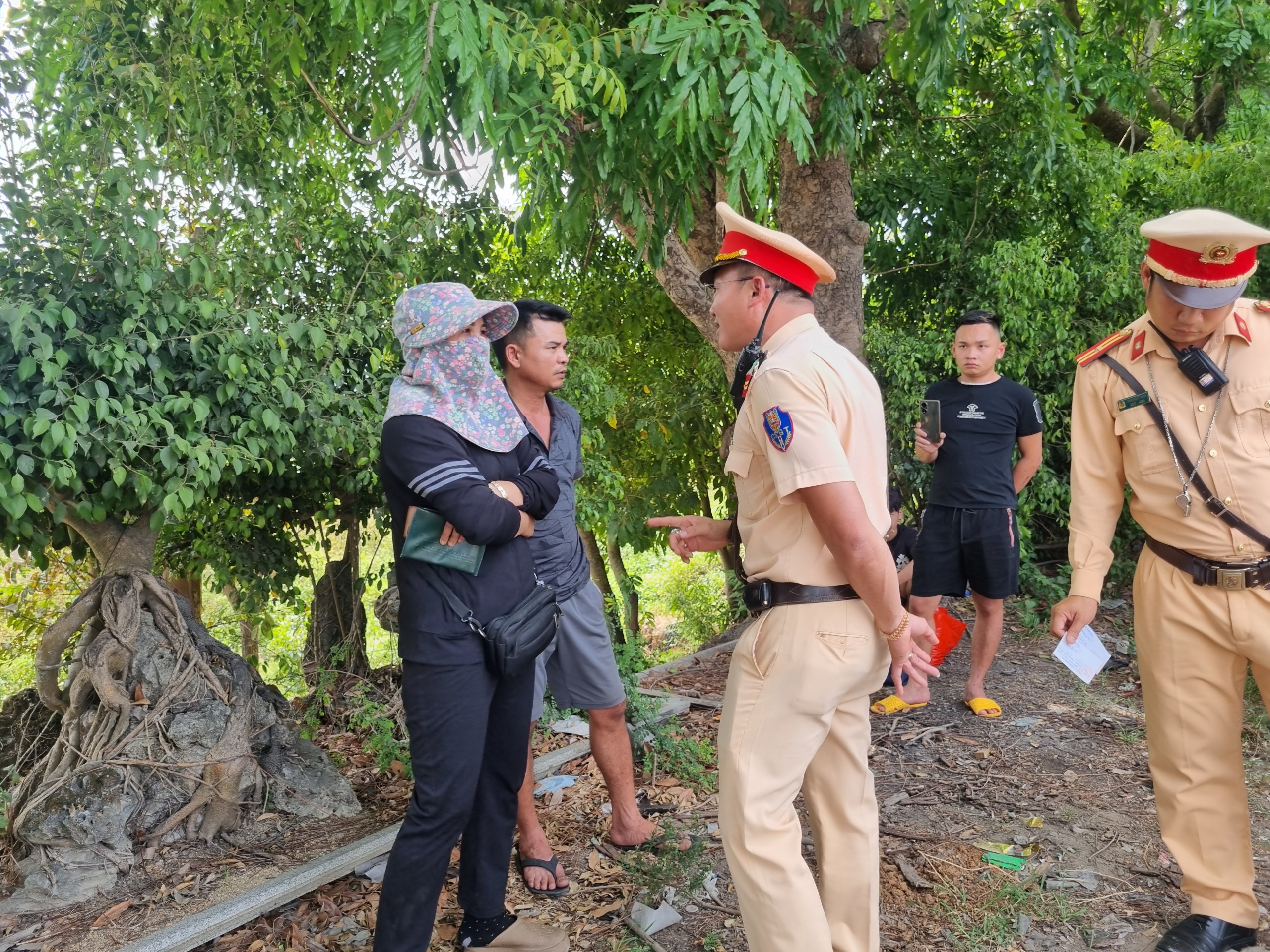 Video nữ tài xế xe tải không chấp hành kiểm tra tải trọng xe, 