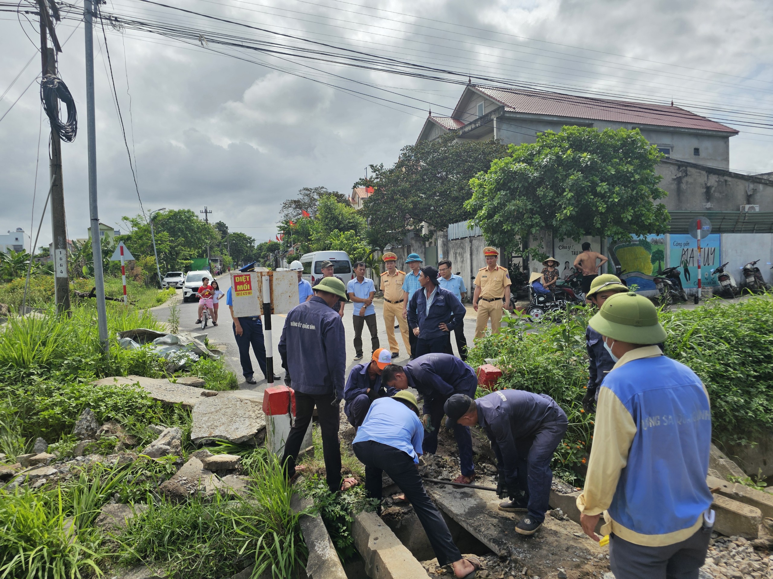 Cận cảnh rào đóng 4 lối đi tự mở qua đường sắt tại Quảng Bình- Ảnh 7.