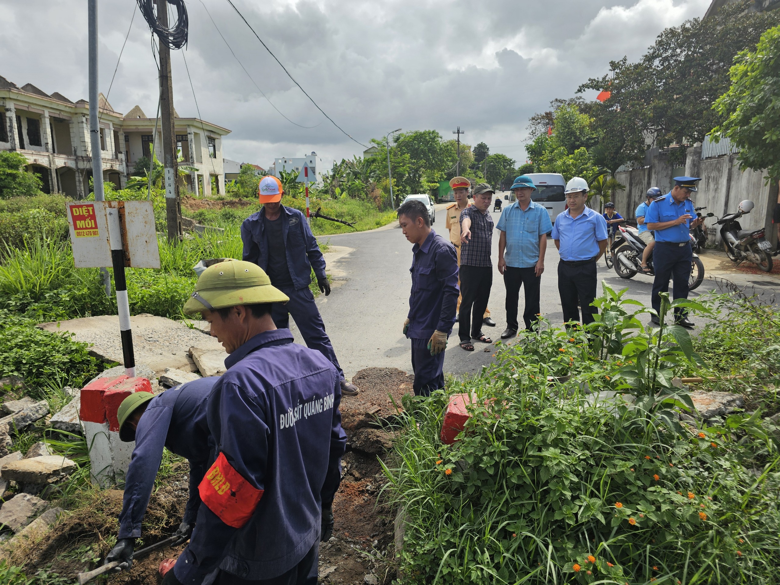 Cận cảnh rào đóng 4 lối đi tự mở qua đường sắt tại Quảng Bình- Ảnh 8.