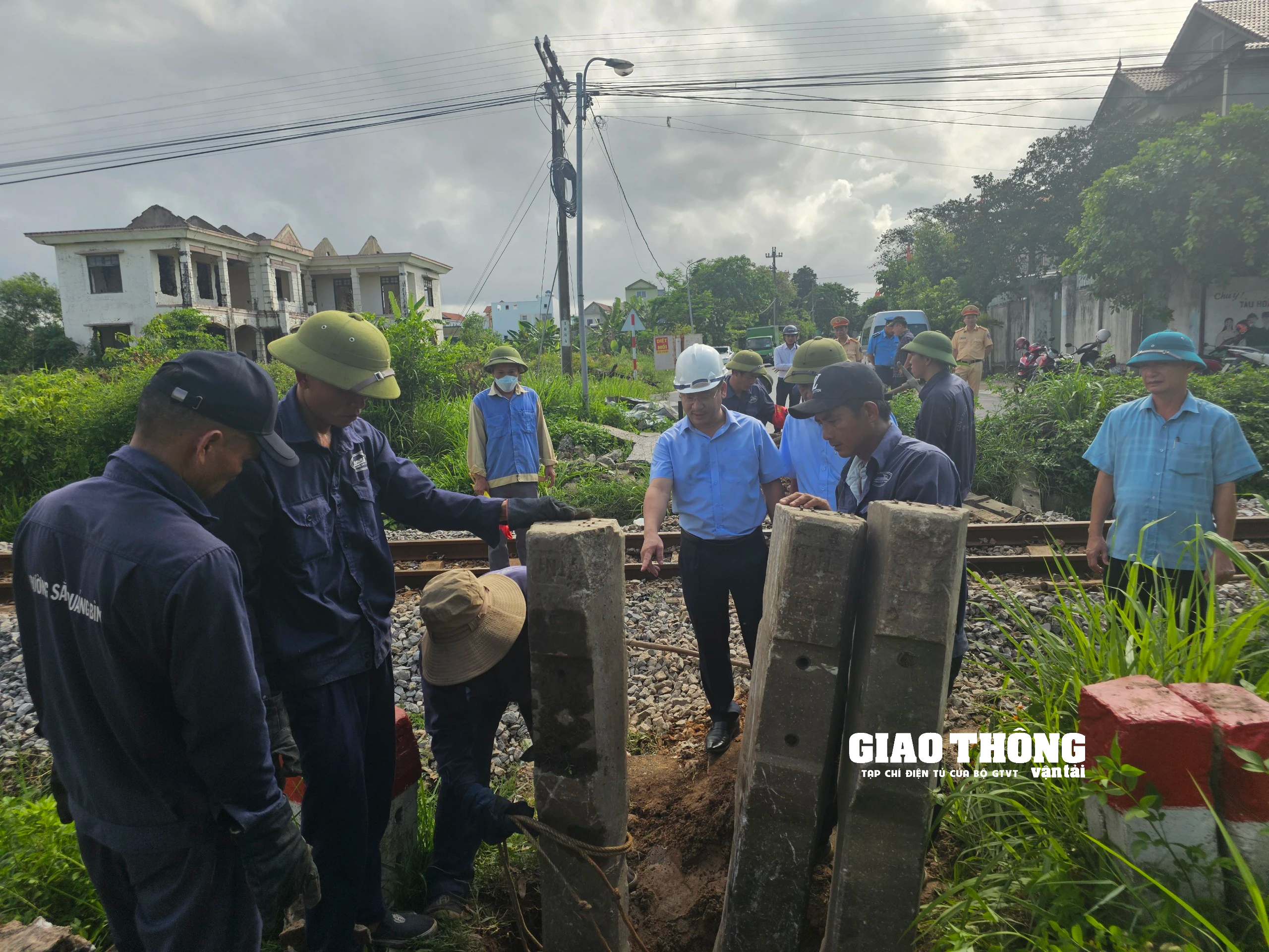 Cận cảnh rào đóng 4 lối đi tự mở qua đường sắt tại Quảng Bình- Ảnh 1.