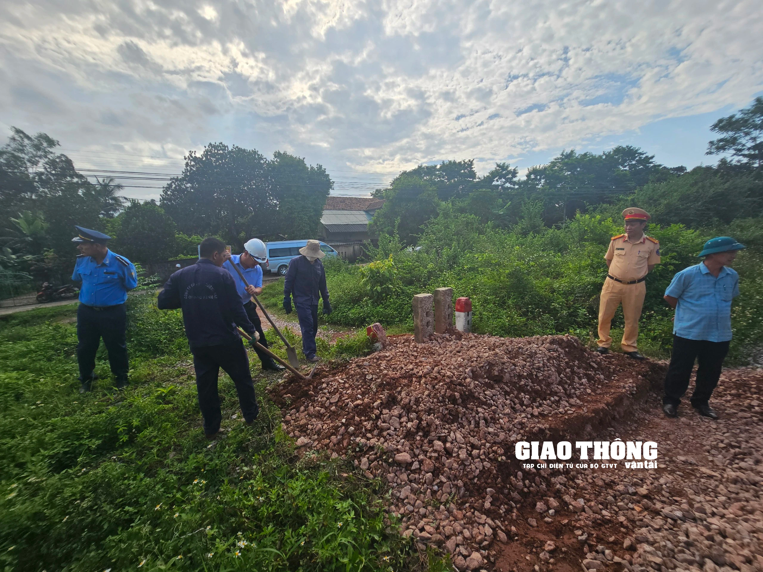 Cận cảnh rào đóng 4 lối đi tự mở qua đường sắt tại Quảng Bình- Ảnh 4.