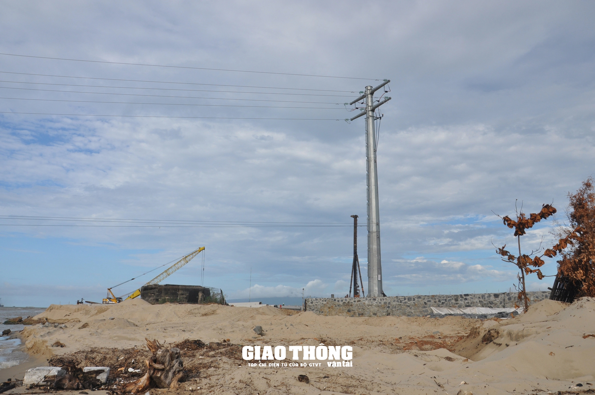 Video cận cảnh công trình dự án du lịch ở Đà Nẵng xâm phạm, uy hiếp an toàn chạy tàu cầu đường sắt Nam Ô- Ảnh 2.