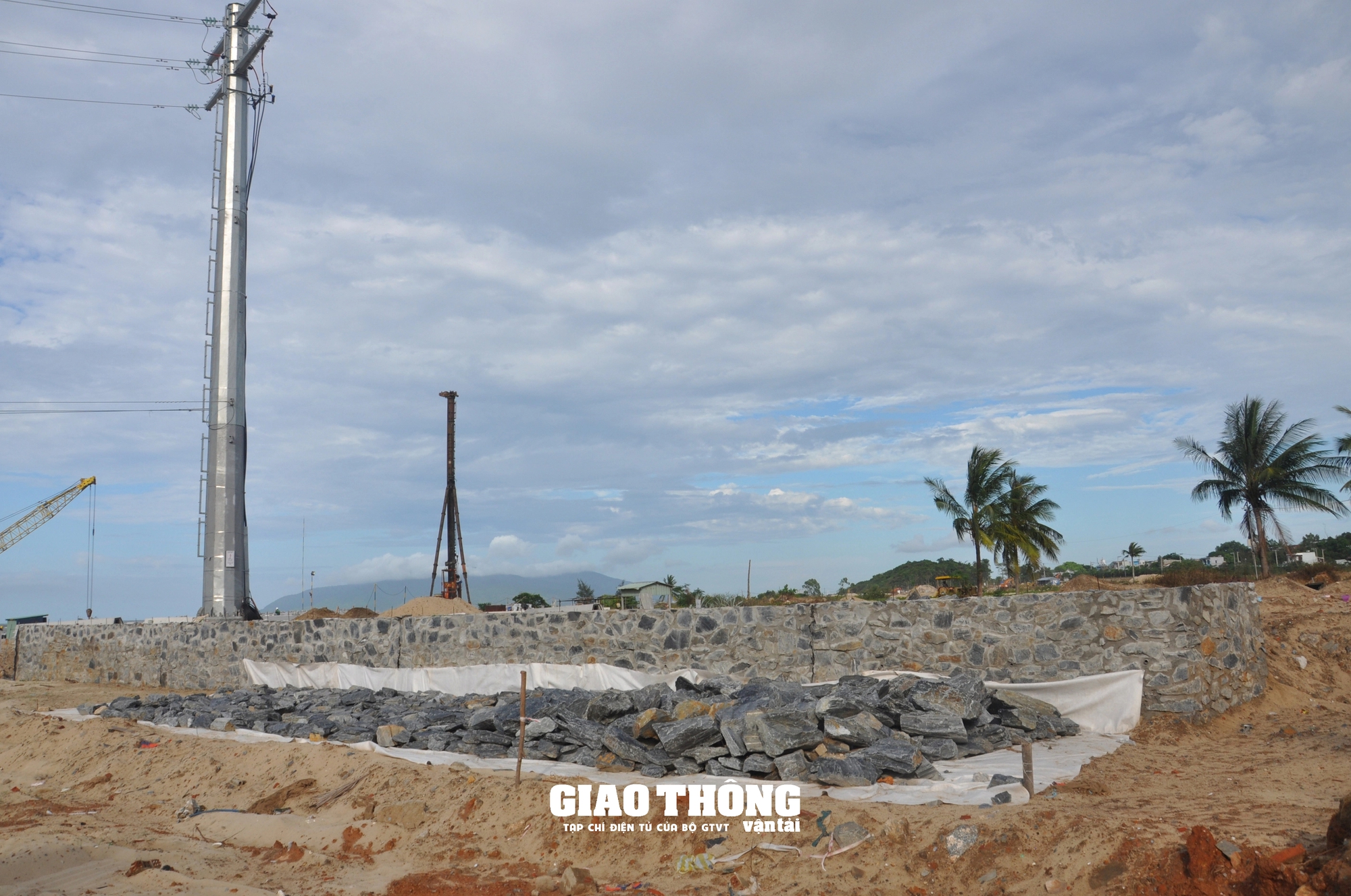 Video cận cảnh công trình dự án du lịch ở Đà Nẵng xâm phạm, uy hiếp an toàn chạy tàu cầu đường sắt Nam Ô- Ảnh 3.