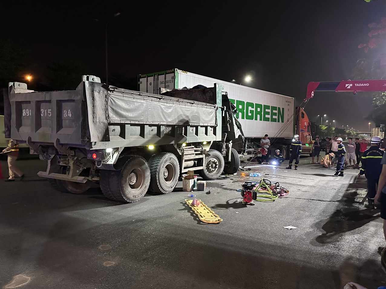 Cảnh sát cắt cabin cứu tài xế xe tải 